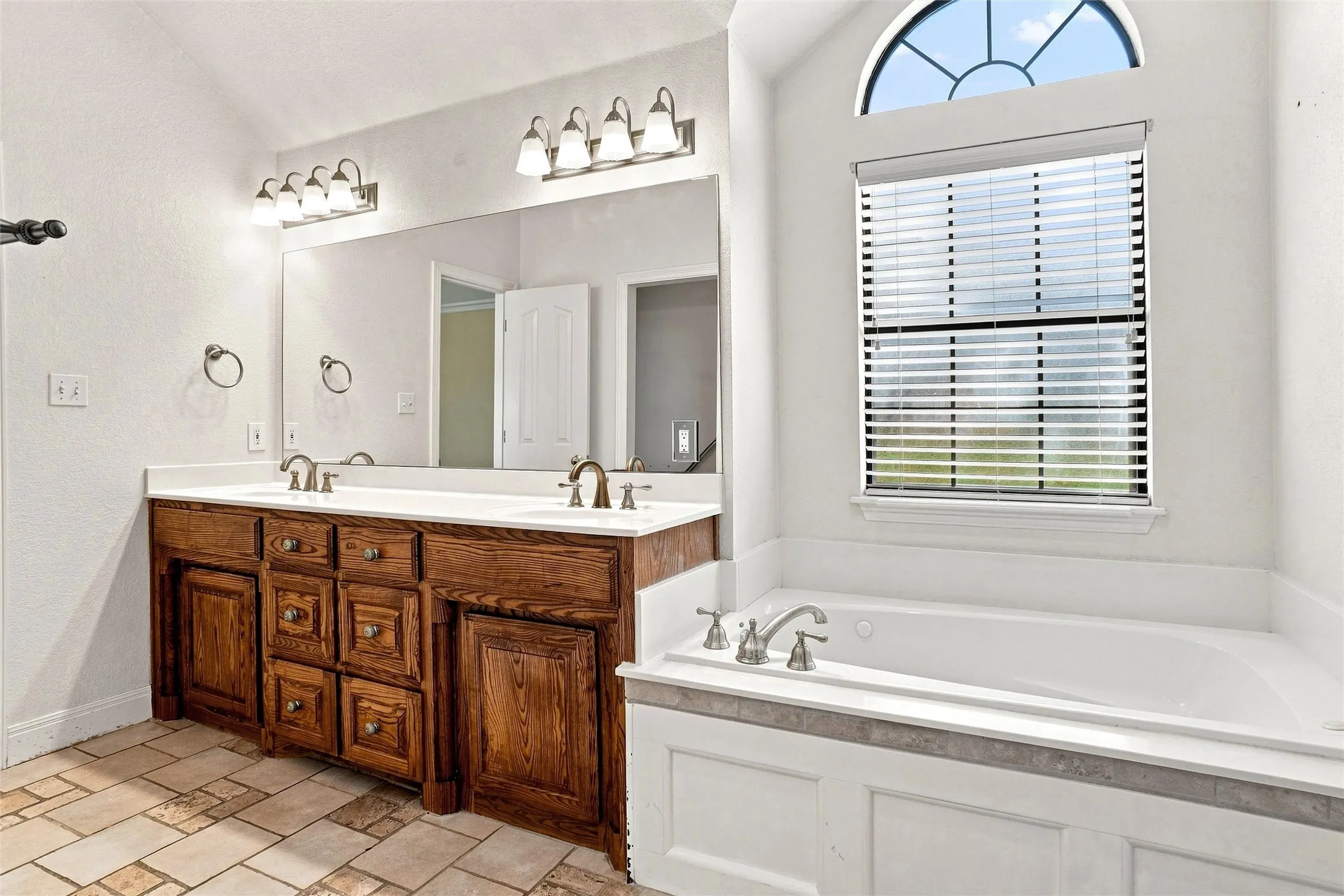 Single Family Residence For Sale in Wise County , 2105 Fair Oaks Drive, Bridgeport, Texas 76426, 3 Bedroom, 2 Bathroom, 2 Garage spaces, 1,637 Sqft, built in 2005, mls#21375012, Real Estate Agent in Bridgeport, Homes For Sale in Wise county, Homes For Sale in Bridgeport, Realtor in Bridgeport Texas, Real Estate Brokerage Independent Realty Texas, Luminita Cordes Realtor