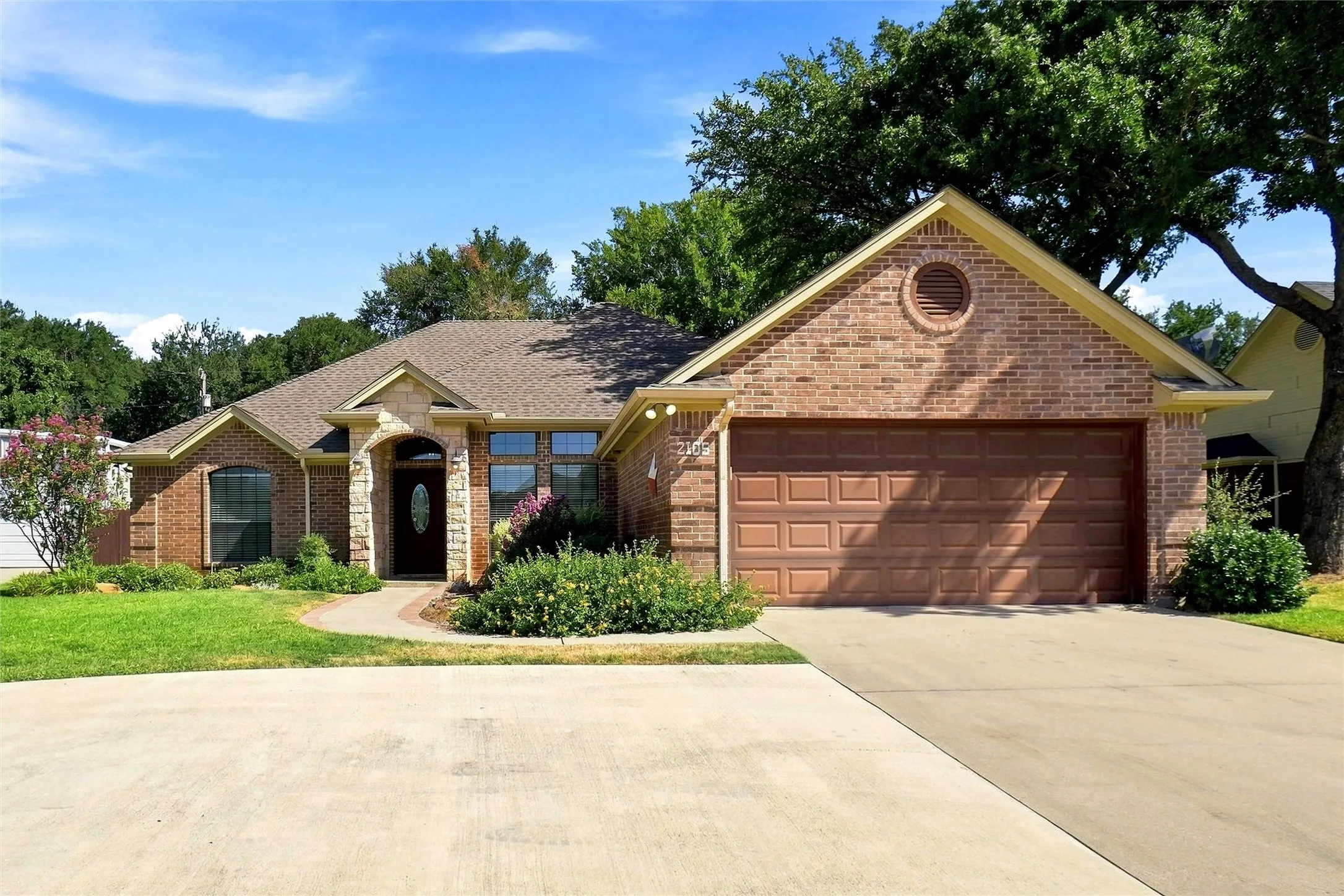 Single Family Residence For Sale in Wise County , 2105 Fair Oaks Drive, Bridgeport, Texas 76426, 3 Bedroom, 2 Bathroom, 2 Garage spaces, 1,637 Sqft, built in 2005, mls#21375012, Real Estate Agent in Bridgeport, Homes For Sale in Wise county, Homes For Sale in Bridgeport, Realtor in Bridgeport Texas, Real Estate Brokerage Independent Realty Texas, Luminita Cordes Realtor