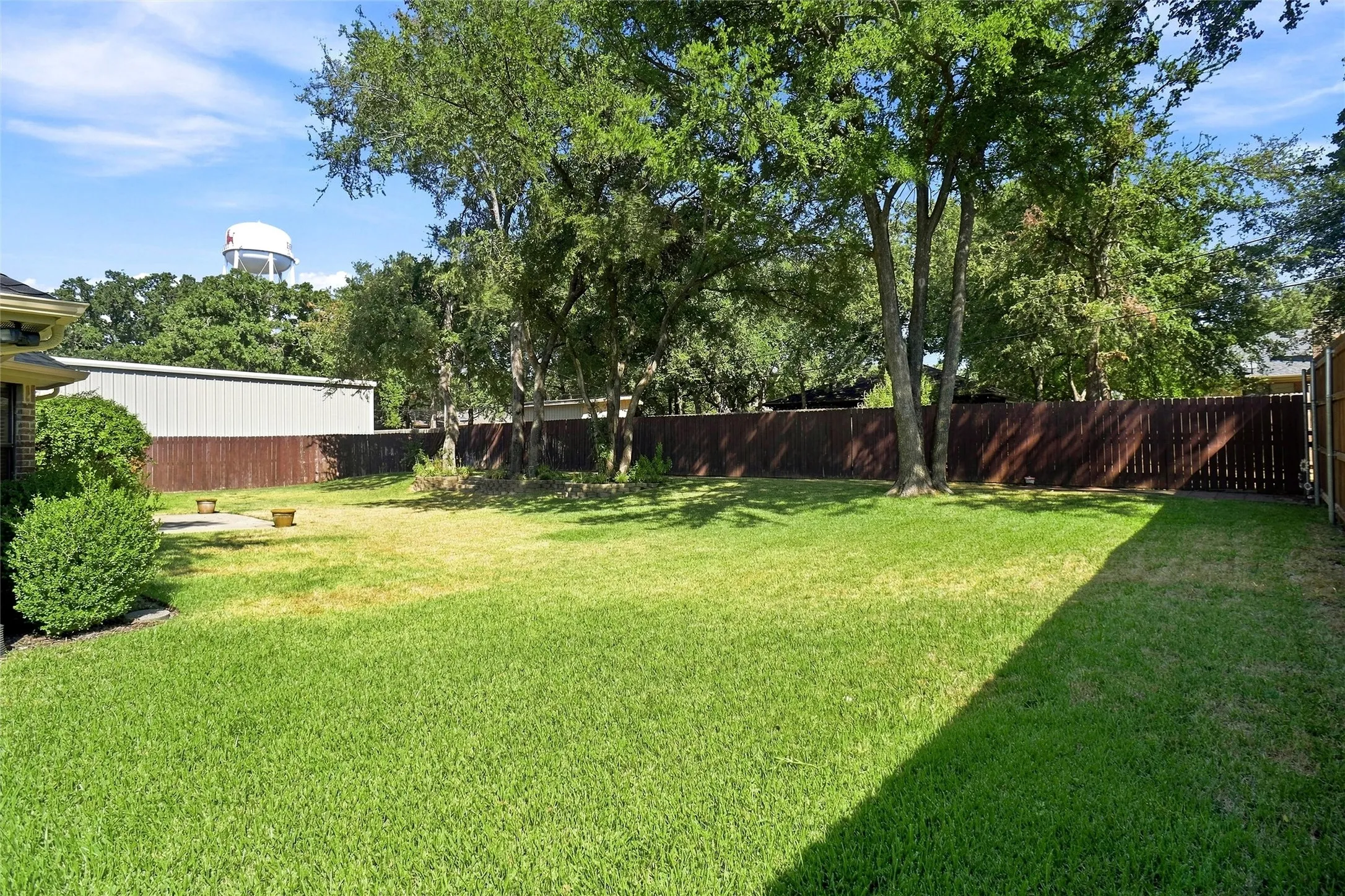 Single Family Residence For Sale in Wise County , 2105 Fair Oaks Drive, Bridgeport, Texas 76426, 3 Bedroom, 2 Bathroom, 2 Garage spaces, 1,637 Sqft, built in 2005, mls#21375012, Real Estate Agent in Bridgeport, Homes For Sale in Wise county, Homes For Sale in Bridgeport, Realtor in Bridgeport Texas, Real Estate Brokerage Independent Realty Texas, Luminita Cordes Realtor