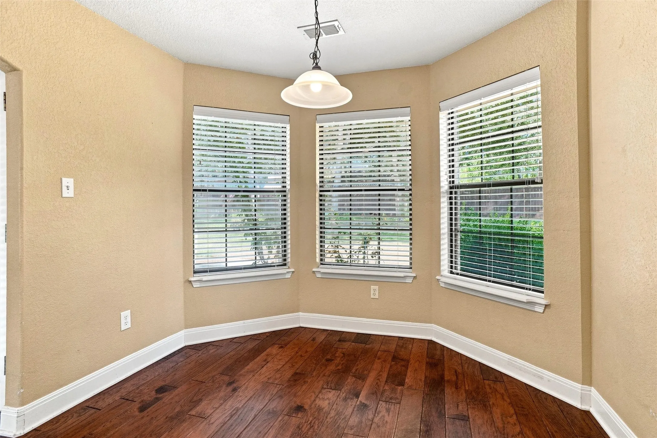 Single Family Residence For Sale in Wise County , 2105 Fair Oaks Drive, Bridgeport, Texas 76426, 3 Bedroom, 2 Bathroom, 2 Garage spaces, 1,637 Sqft, built in 2005, mls#21375012, Real Estate Agent in Bridgeport, Homes For Sale in Wise county, Homes For Sale in Bridgeport, Realtor in Bridgeport Texas, Real Estate Brokerage Independent Realty Texas, Luminita Cordes Realtor