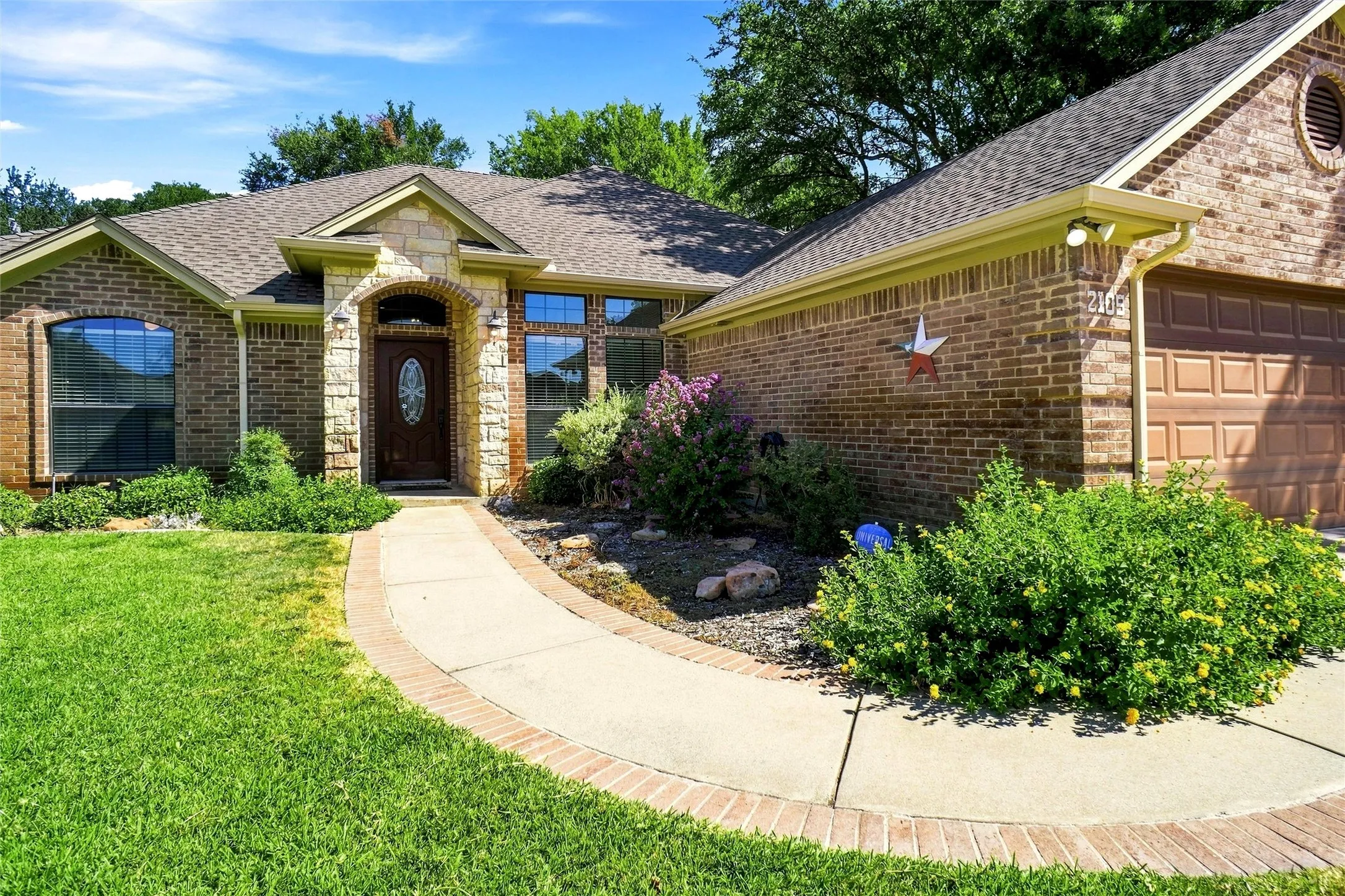Single Family Residence For Sale in Wise County , 2105 Fair Oaks Drive, Bridgeport, Texas 76426, 3 Bedroom, 2 Bathroom, 2 Garage spaces, 1,637 Sqft, built in 2005, mls#21375012, Real Estate Agent in Bridgeport, Homes For Sale in Wise county, Homes For Sale in Bridgeport, Realtor in Bridgeport Texas, Real Estate Brokerage Independent Realty Texas, Luminita Cordes Realtor