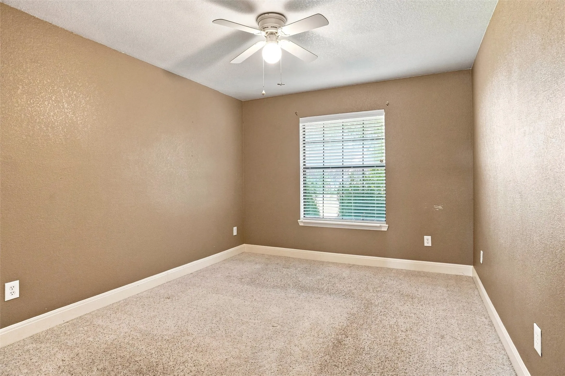 Single Family Residence For Sale in Wise County , 2105 Fair Oaks Drive, Bridgeport, Texas 76426, 3 Bedroom, 2 Bathroom, 2 Garage spaces, 1,637 Sqft, built in 2005, mls#21375012, Real Estate Agent in Bridgeport, Homes For Sale in Wise county, Homes For Sale in Bridgeport, Realtor in Bridgeport Texas, Real Estate Brokerage Independent Realty Texas, Luminita Cordes Realtor