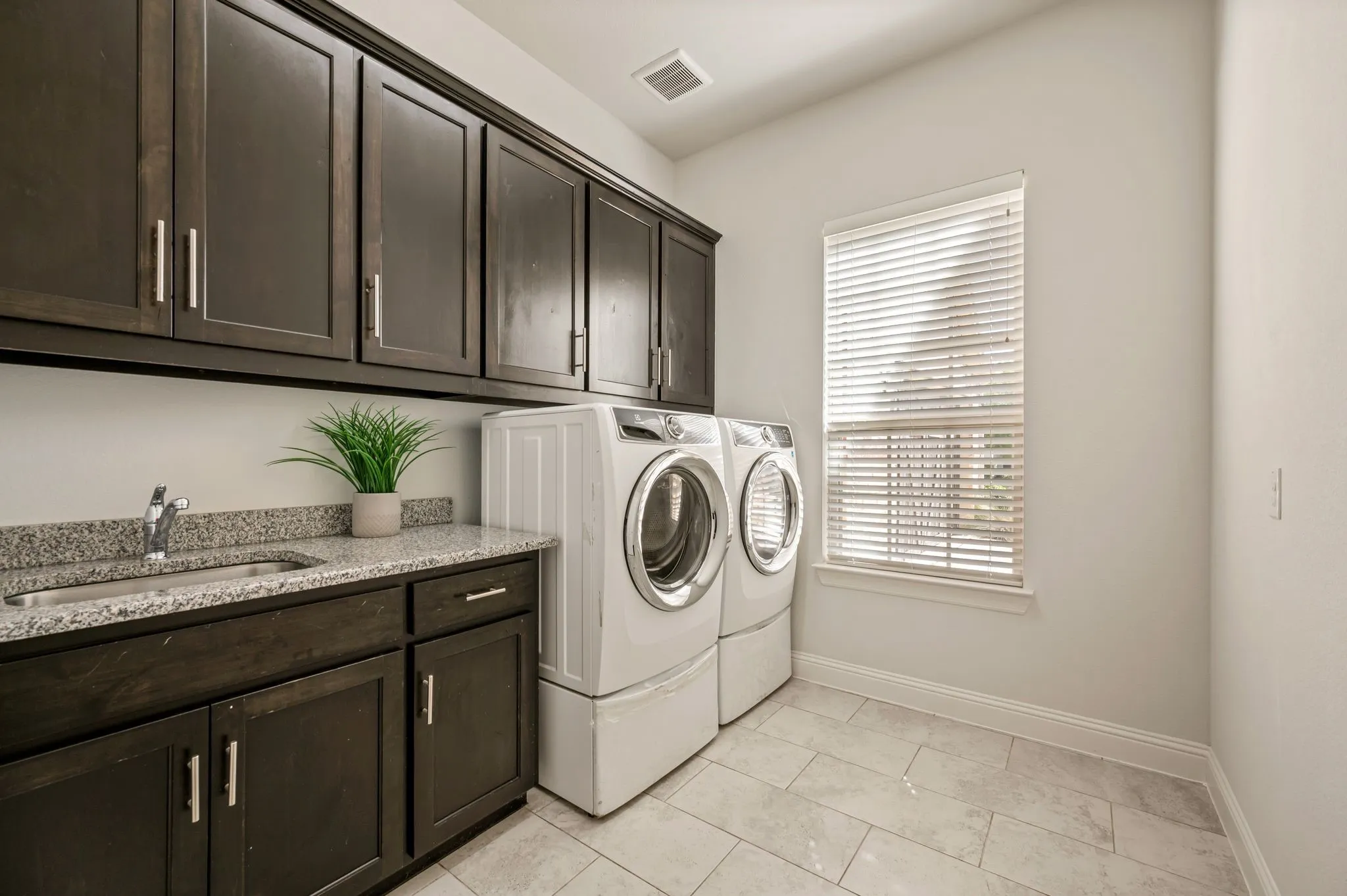 Single Family Residence For Sale in Tarrant County , 4116 Petrus Boulevard, Colleyville, Texas 76034, 4 Bedroom, 5 Bathroom, 3 Garage spaces, 4,274 Sqft, built in 2018, mls#21368302, Real Estate Agent in Colleyville, Homes For Sale in Tarrant county, Homes For Sale in Colleyville, Realtor in Colleyville Texas, Real Estate Brokerage Independent Realty Texas, Luminita Cordes Realtor