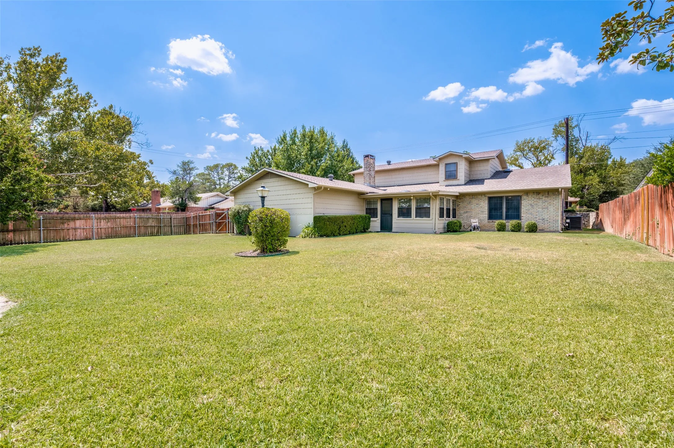 Single Family Residence For Sale in Denton County , 2500 Nottingham Drive, Denton, Texas 76209, 4 Bedroom, 3 Bathroom, 2 Garage spaces, 3,300 Sqft, built in 1965, mls#21374242, Real Estate Agent in Denton, Homes For Sale in Denton county, Homes For Sale in Denton, Realtor in Denton Texas, Real Estate Brokerage Independent Realty Texas, Luminita Cordes Realtor