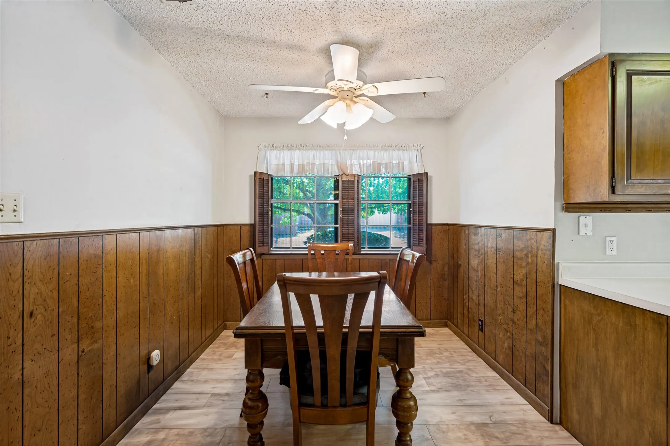 Single Family Residence For Sale in Denton County , 2500 Nottingham Drive, Denton, Texas 76209, 4 Bedroom, 3 Bathroom, 2 Garage spaces, 3,300 Sqft, built in 1965, mls#21374242, Real Estate Agent in Denton, Homes For Sale in Denton county, Homes For Sale in Denton, Realtor in Denton Texas, Real Estate Brokerage Independent Realty Texas, Luminita Cordes Realtor