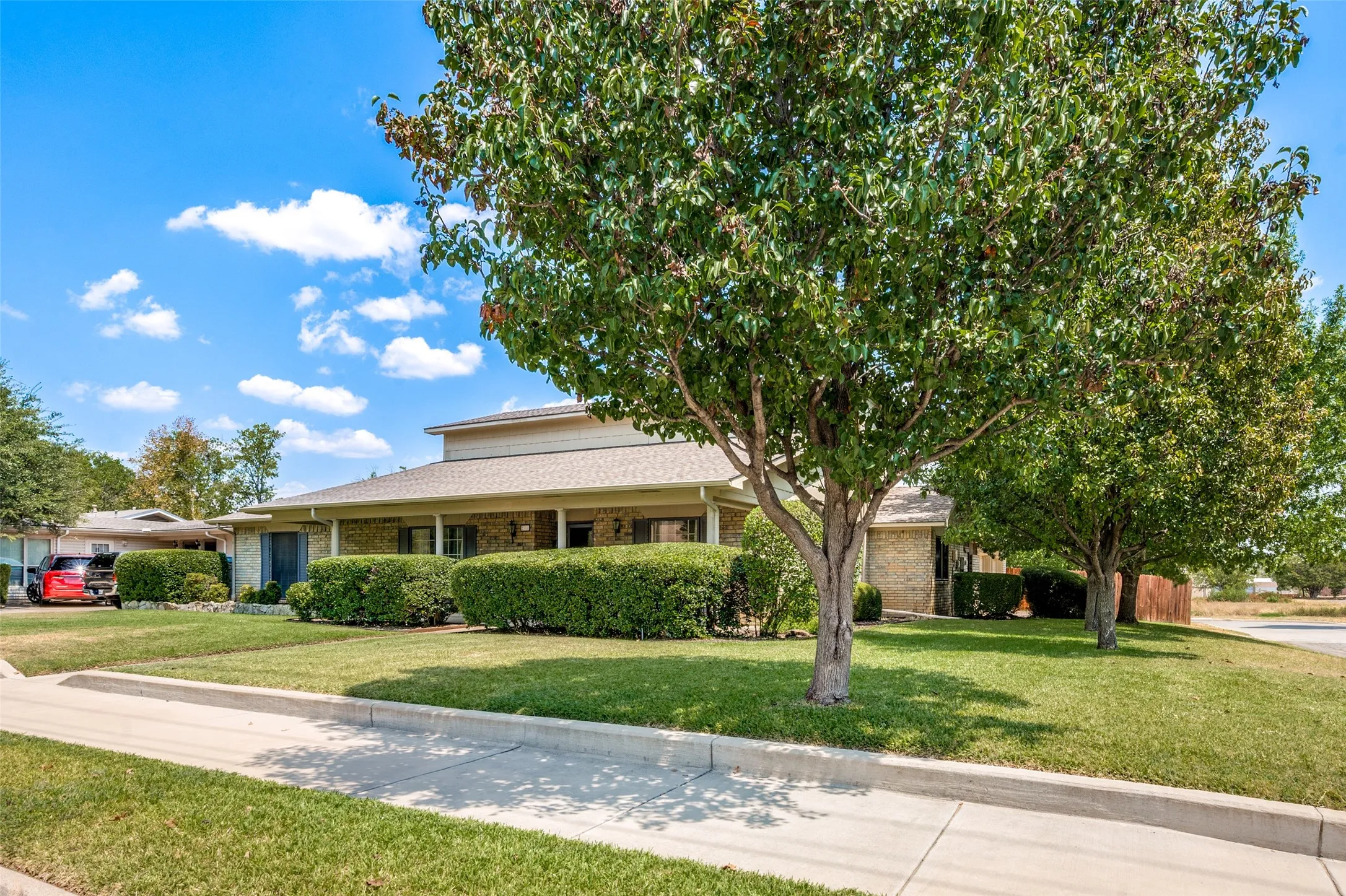 Single Family Residence For Sale in Denton County , 2500 Nottingham Drive, Denton, Texas 76209, 4 Bedroom, 3 Bathroom, 2 Garage spaces, 3,300 Sqft, built in 1965, mls#21374242, Real Estate Agent in Denton, Homes For Sale in Denton county, Homes For Sale in Denton, Realtor in Denton Texas, Real Estate Brokerage Independent Realty Texas, Luminita Cordes Realtor