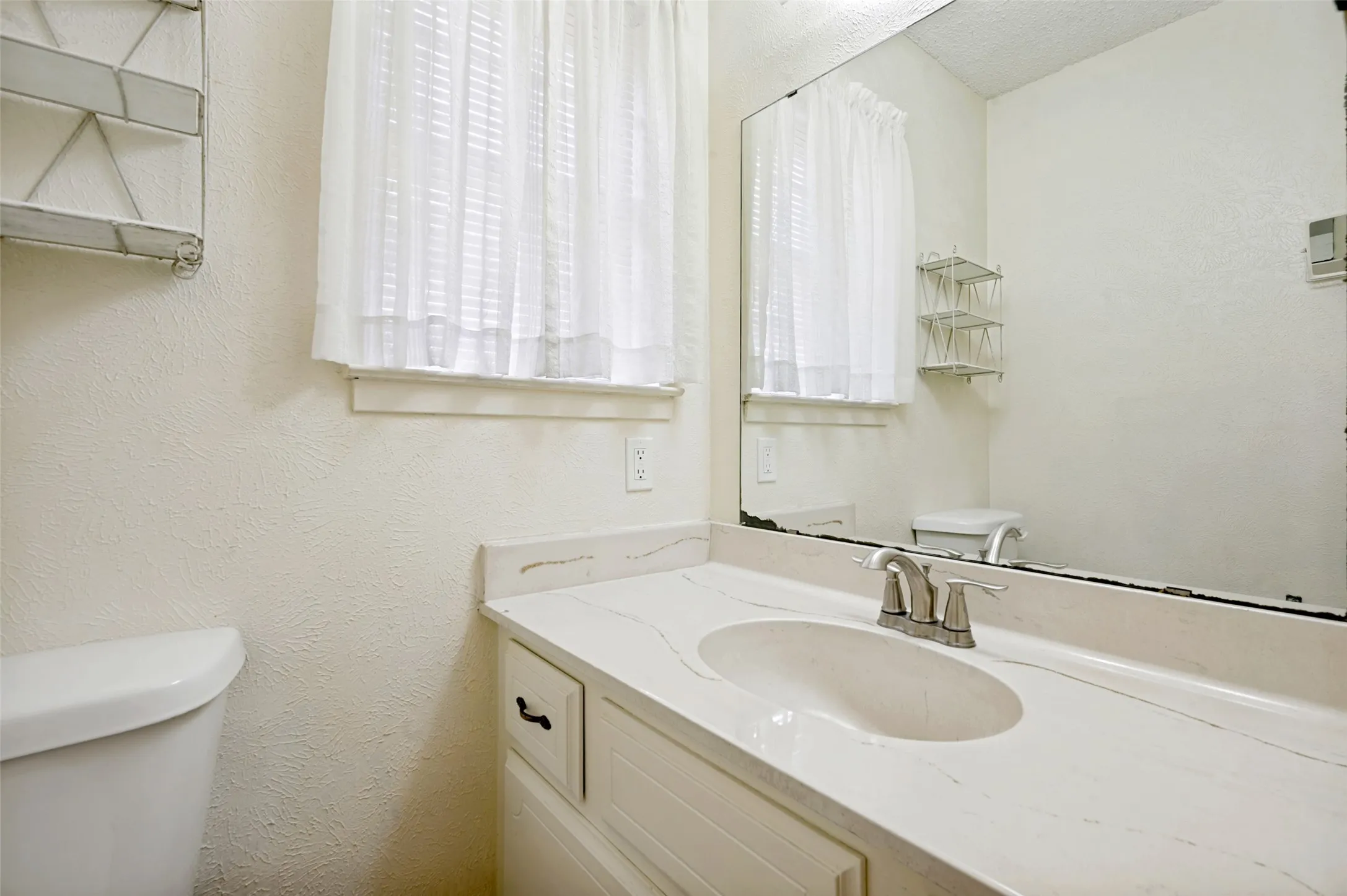 Single Family Residence For Sale in Denton County , 2500 Nottingham Drive, Denton, Texas 76209, 4 Bedroom, 3 Bathroom, 2 Garage spaces, 3,300 Sqft, built in 1965, mls#21374242, Real Estate Agent in Denton, Homes For Sale in Denton county, Homes For Sale in Denton, Realtor in Denton Texas, Real Estate Brokerage Independent Realty Texas, Luminita Cordes Realtor