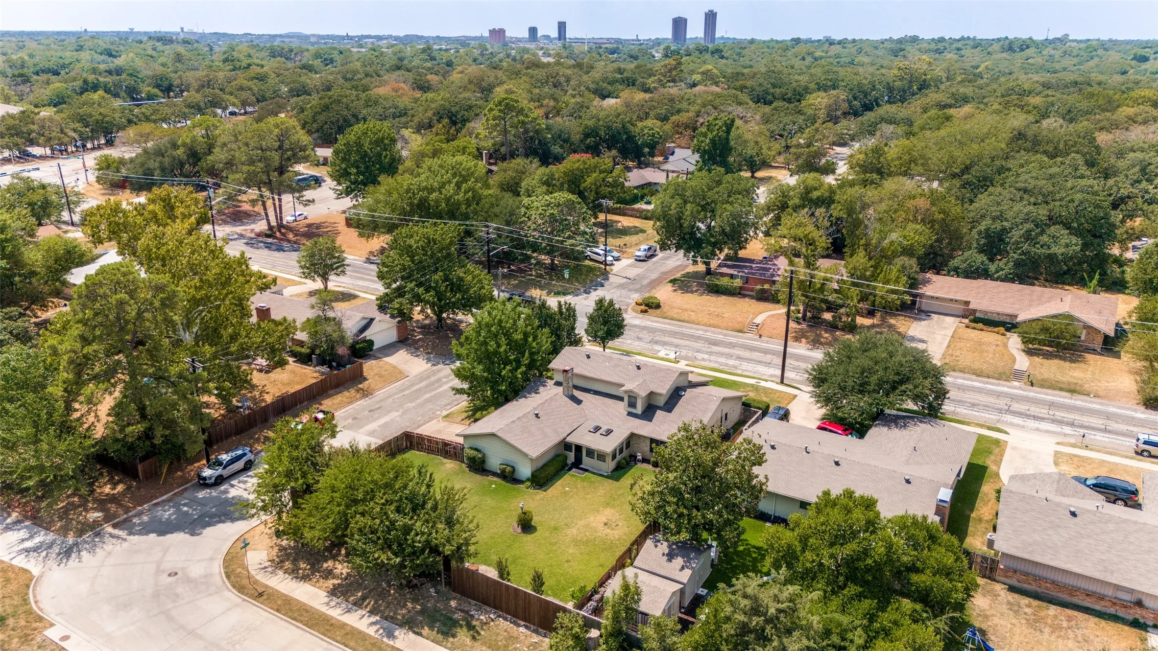 Single Family Residence For Sale in Denton County , 2500 Nottingham Drive, Denton, Texas 76209, 4 Bedroom, 3 Bathroom, 2 Garage spaces, 3,300 Sqft, built in 1965, mls#21374242, Real Estate Agent in Denton, Homes For Sale in Denton county, Homes For Sale in Denton, Realtor in Denton Texas, Real Estate Brokerage Independent Realty Texas, Luminita Cordes Realtor