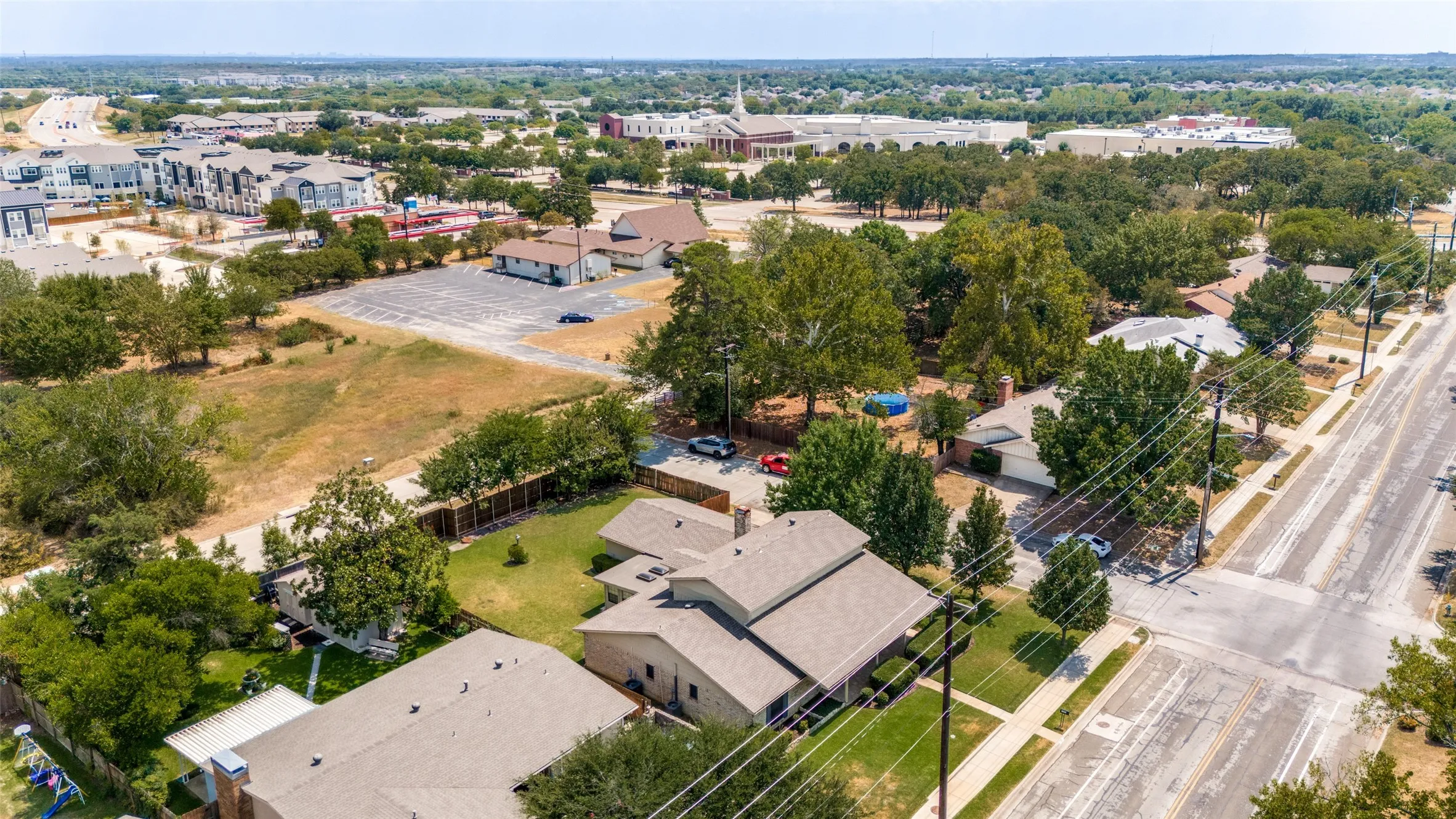 Single Family Residence For Sale in Denton County , 2500 Nottingham Drive, Denton, Texas 76209, 4 Bedroom, 3 Bathroom, 2 Garage spaces, 3,300 Sqft, built in 1965, mls#21374242, Real Estate Agent in Denton, Homes For Sale in Denton county, Homes For Sale in Denton, Realtor in Denton Texas, Real Estate Brokerage Independent Realty Texas, Luminita Cordes Realtor