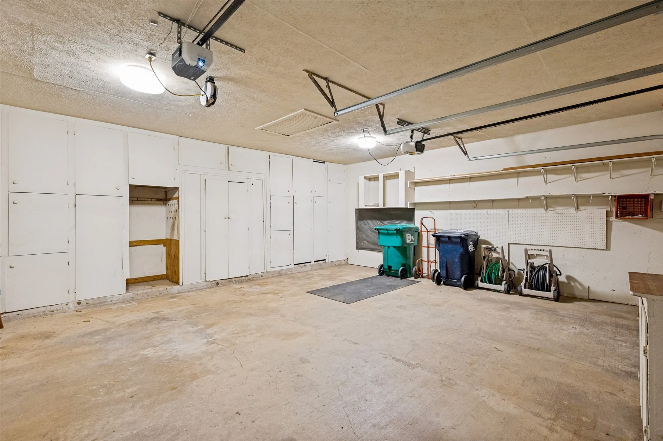 Single Family Residence For Sale in Denton County , 2500 Nottingham Drive, Denton, Texas 76209, 4 Bedroom, 3 Bathroom, 2 Garage spaces, 3,300 Sqft, built in 1965, mls#21374242, Real Estate Agent in Denton, Homes For Sale in Denton county, Homes For Sale in Denton, Realtor in Denton Texas, Real Estate Brokerage Independent Realty Texas, Luminita Cordes Realtor