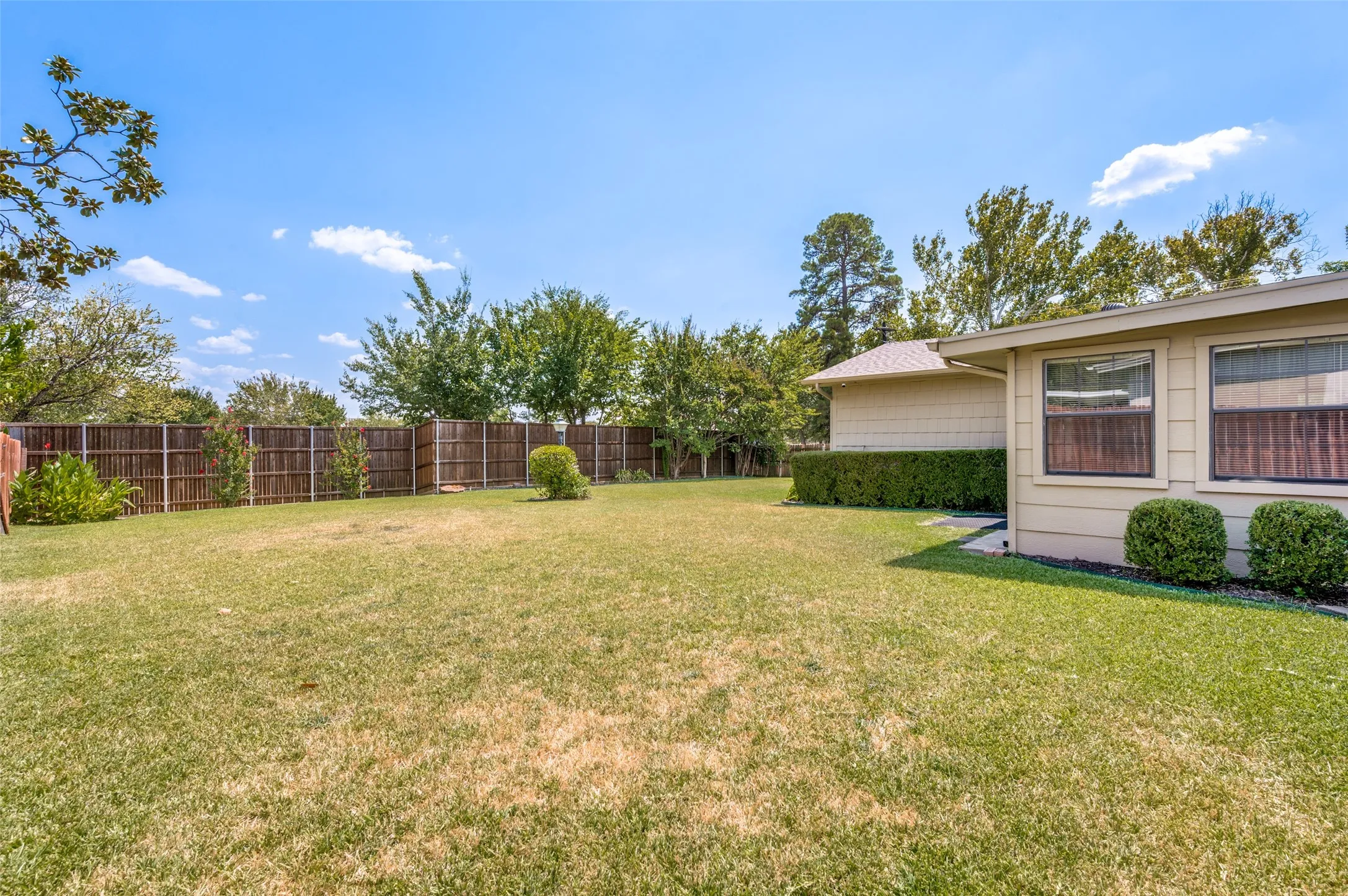 Single Family Residence For Sale in Denton County , 2500 Nottingham Drive, Denton, Texas 76209, 4 Bedroom, 3 Bathroom, 2 Garage spaces, 3,300 Sqft, built in 1965, mls#21374242, Real Estate Agent in Denton, Homes For Sale in Denton county, Homes For Sale in Denton, Realtor in Denton Texas, Real Estate Brokerage Independent Realty Texas, Luminita Cordes Realtor