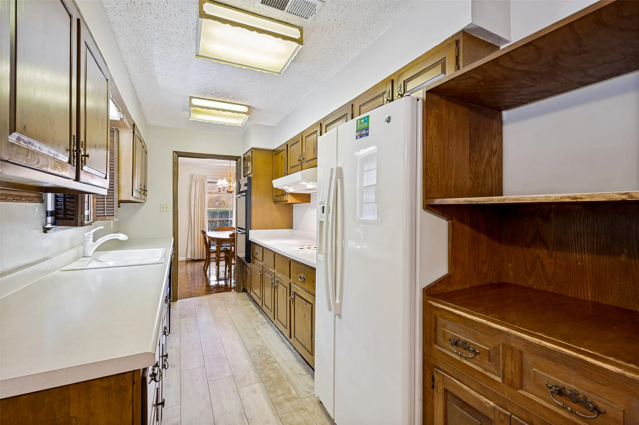 Single Family Residence For Sale in Denton County , 2500 Nottingham Drive, Denton, Texas 76209, 4 Bedroom, 3 Bathroom, 2 Garage spaces, 3,300 Sqft, built in 1965, mls#21374242, Real Estate Agent in Denton, Homes For Sale in Denton county, Homes For Sale in Denton, Realtor in Denton Texas, Real Estate Brokerage Independent Realty Texas, Luminita Cordes Realtor