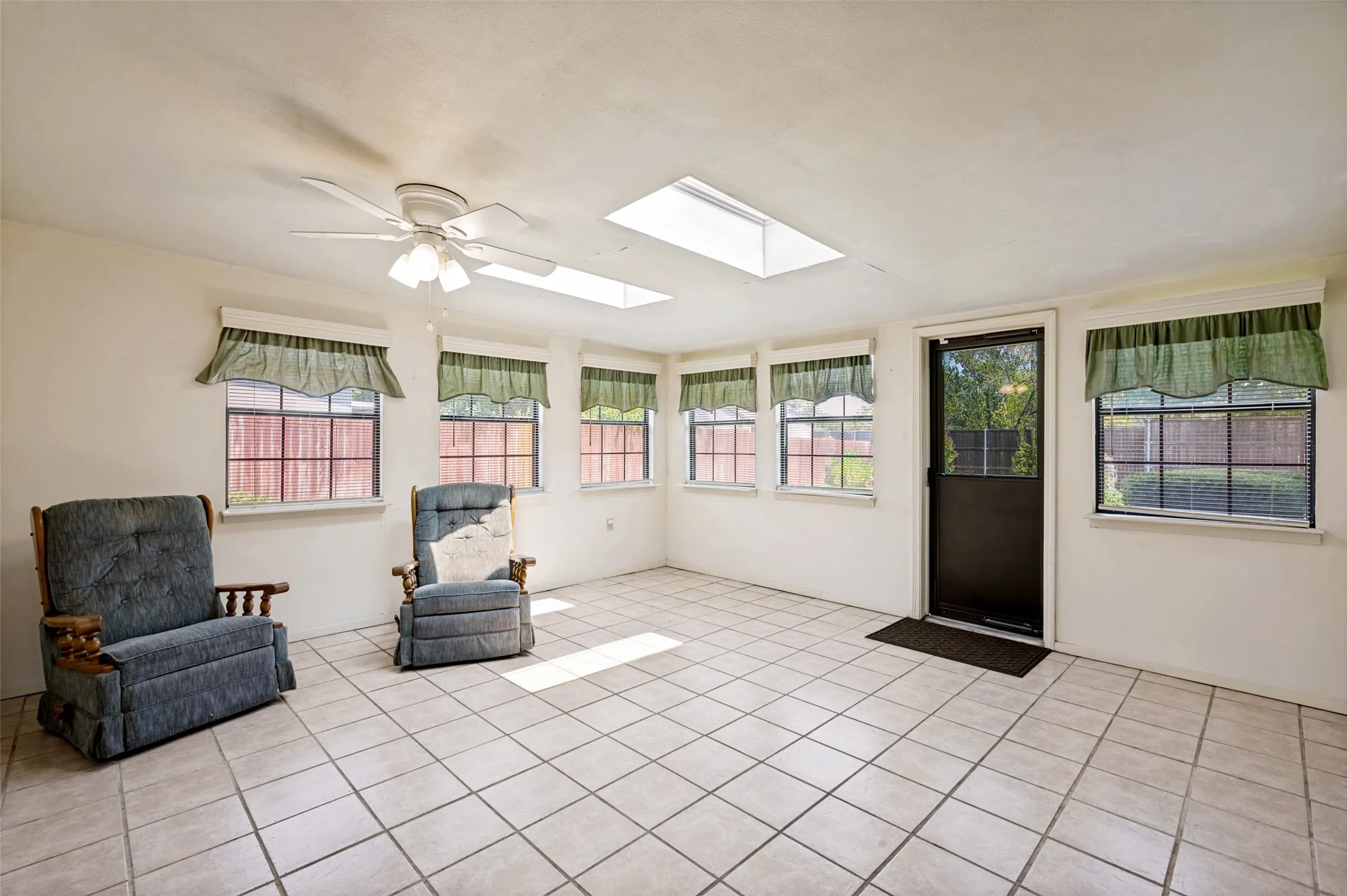 Single Family Residence For Sale in Denton County , 2500 Nottingham Drive, Denton, Texas 76209, 4 Bedroom, 3 Bathroom, 2 Garage spaces, 3,300 Sqft, built in 1965, mls#21374242, Real Estate Agent in Denton, Homes For Sale in Denton county, Homes For Sale in Denton, Realtor in Denton Texas, Real Estate Brokerage Independent Realty Texas, Luminita Cordes Realtor