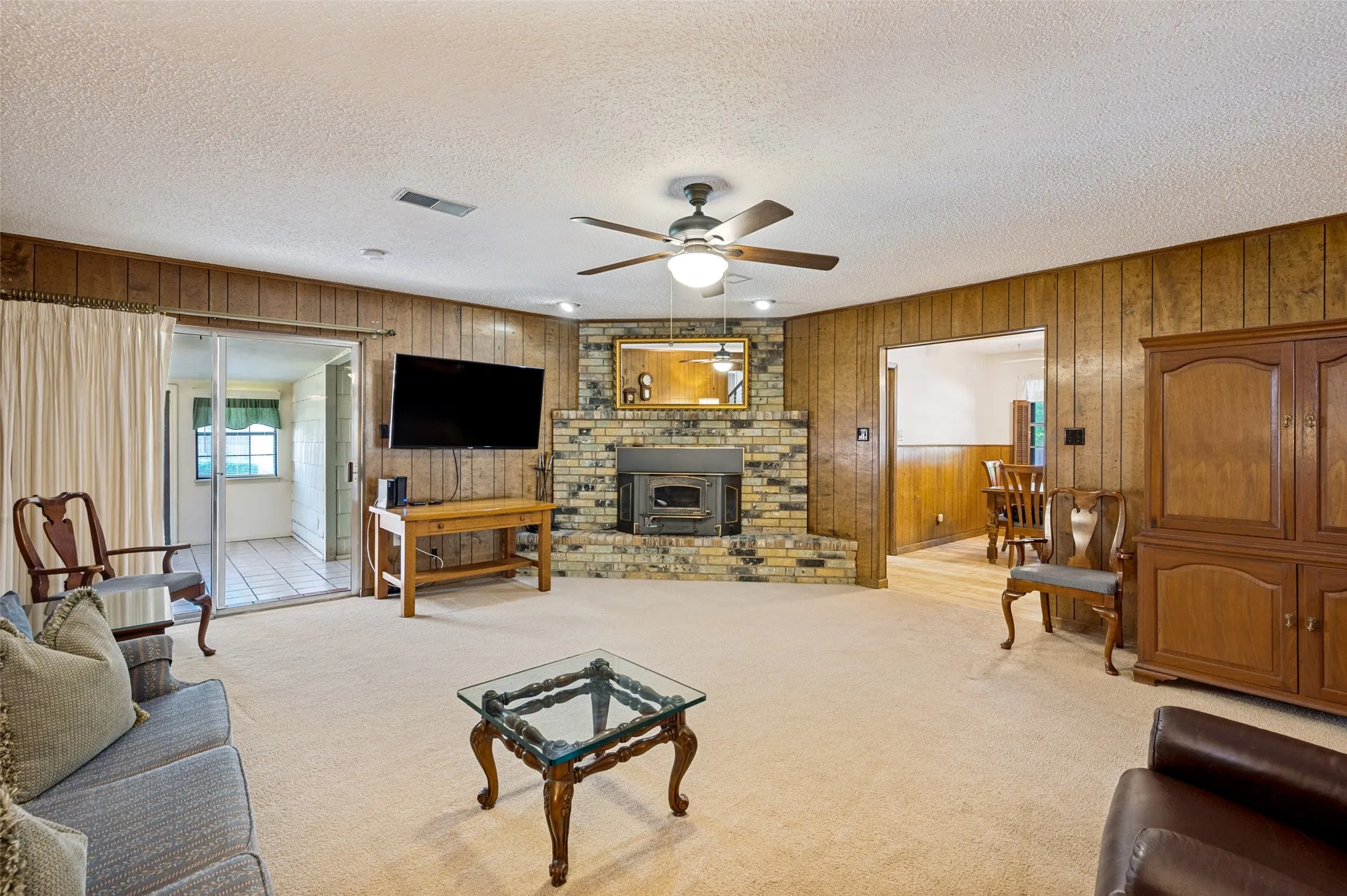 Single Family Residence For Sale in Denton County , 2500 Nottingham Drive, Denton, Texas 76209, 4 Bedroom, 3 Bathroom, 2 Garage spaces, 3,300 Sqft, built in 1965, mls#21374242, Real Estate Agent in Denton, Homes For Sale in Denton county, Homes For Sale in Denton, Realtor in Denton Texas, Real Estate Brokerage Independent Realty Texas, Luminita Cordes Realtor