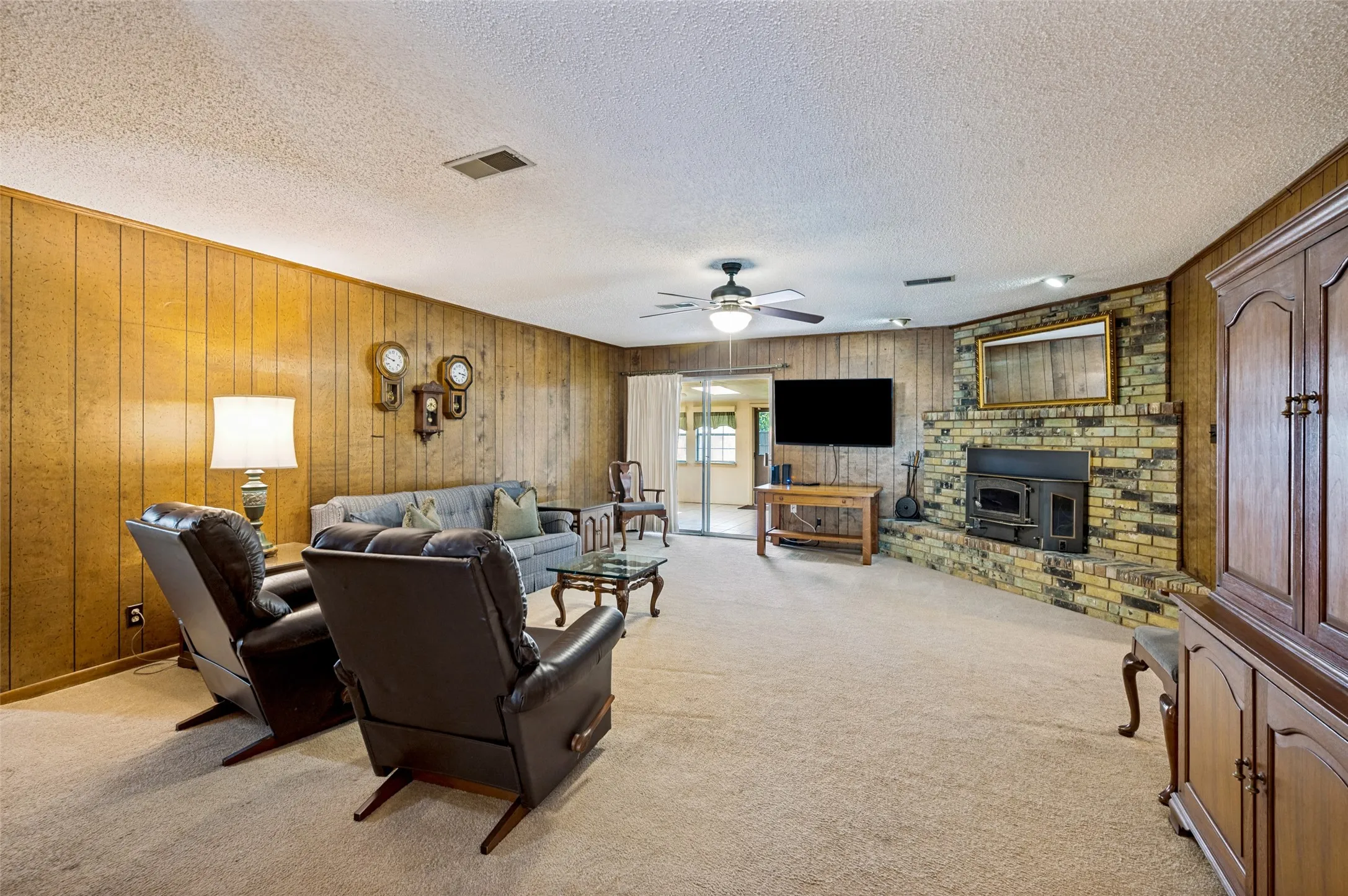Single Family Residence For Sale in Denton County , 2500 Nottingham Drive, Denton, Texas 76209, 4 Bedroom, 3 Bathroom, 2 Garage spaces, 3,300 Sqft, built in 1965, mls#21374242, Real Estate Agent in Denton, Homes For Sale in Denton county, Homes For Sale in Denton, Realtor in Denton Texas, Real Estate Brokerage Independent Realty Texas, Luminita Cordes Realtor