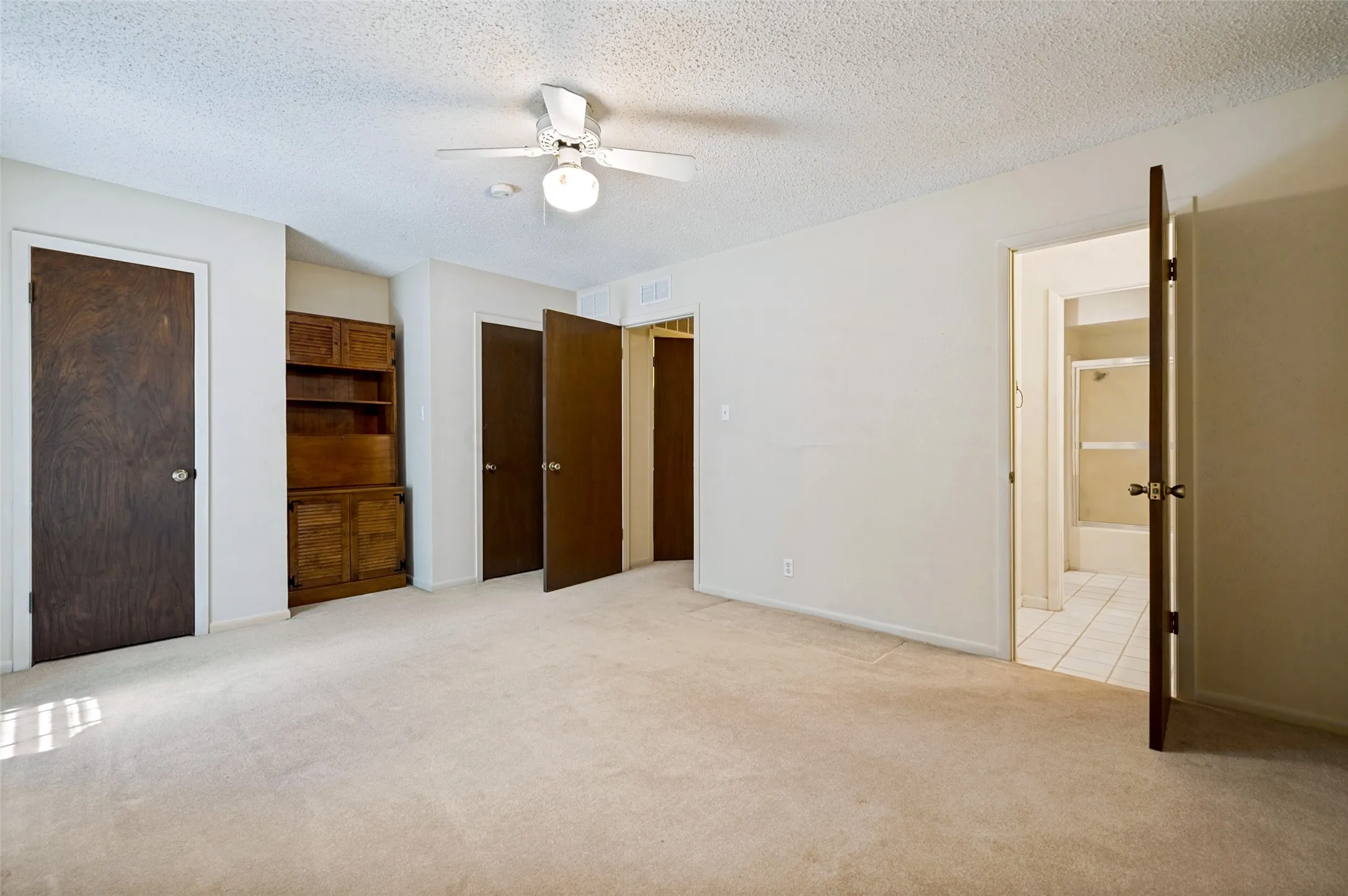 Single Family Residence For Sale in Denton County , 2500 Nottingham Drive, Denton, Texas 76209, 4 Bedroom, 3 Bathroom, 2 Garage spaces, 3,300 Sqft, built in 1965, mls#21374242, Real Estate Agent in Denton, Homes For Sale in Denton county, Homes For Sale in Denton, Realtor in Denton Texas, Real Estate Brokerage Independent Realty Texas, Luminita Cordes Realtor
