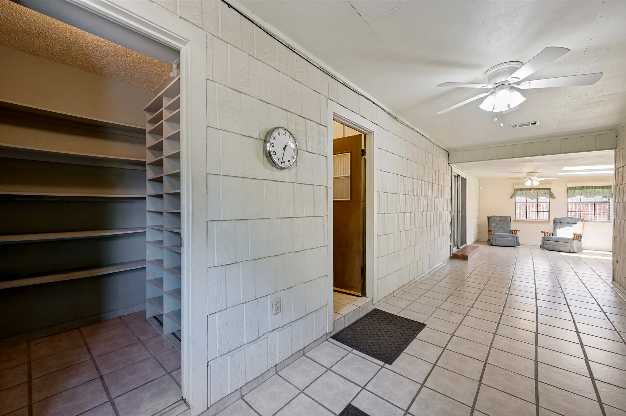 Single Family Residence For Sale in Denton County , 2500 Nottingham Drive, Denton, Texas 76209, 4 Bedroom, 3 Bathroom, 2 Garage spaces, 3,300 Sqft, built in 1965, mls#21374242, Real Estate Agent in Denton, Homes For Sale in Denton county, Homes For Sale in Denton, Realtor in Denton Texas, Real Estate Brokerage Independent Realty Texas, Luminita Cordes Realtor