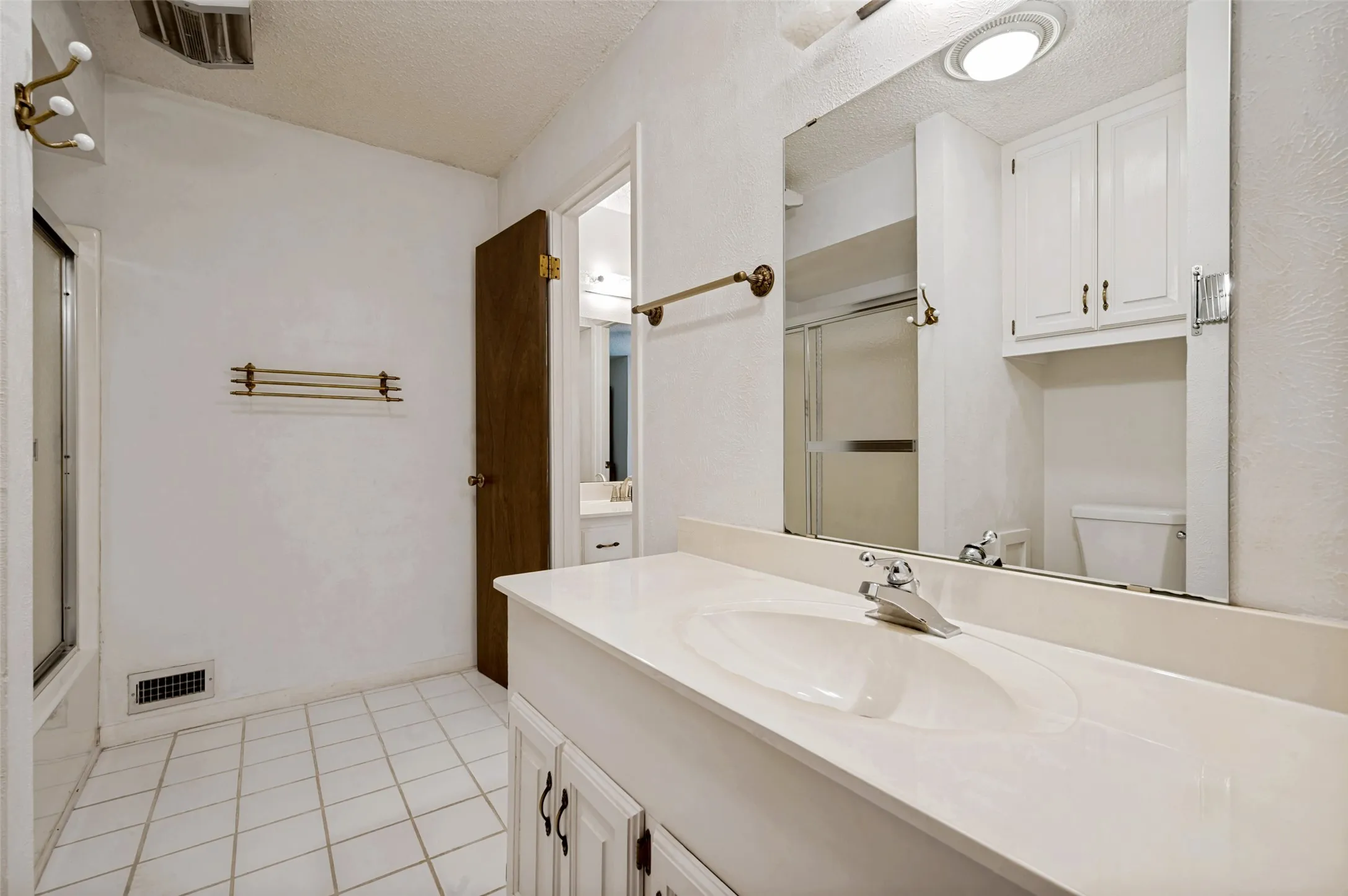 Single Family Residence For Sale in Denton County , 2500 Nottingham Drive, Denton, Texas 76209, 4 Bedroom, 3 Bathroom, 2 Garage spaces, 3,300 Sqft, built in 1965, mls#21374242, Real Estate Agent in Denton, Homes For Sale in Denton county, Homes For Sale in Denton, Realtor in Denton Texas, Real Estate Brokerage Independent Realty Texas, Luminita Cordes Realtor