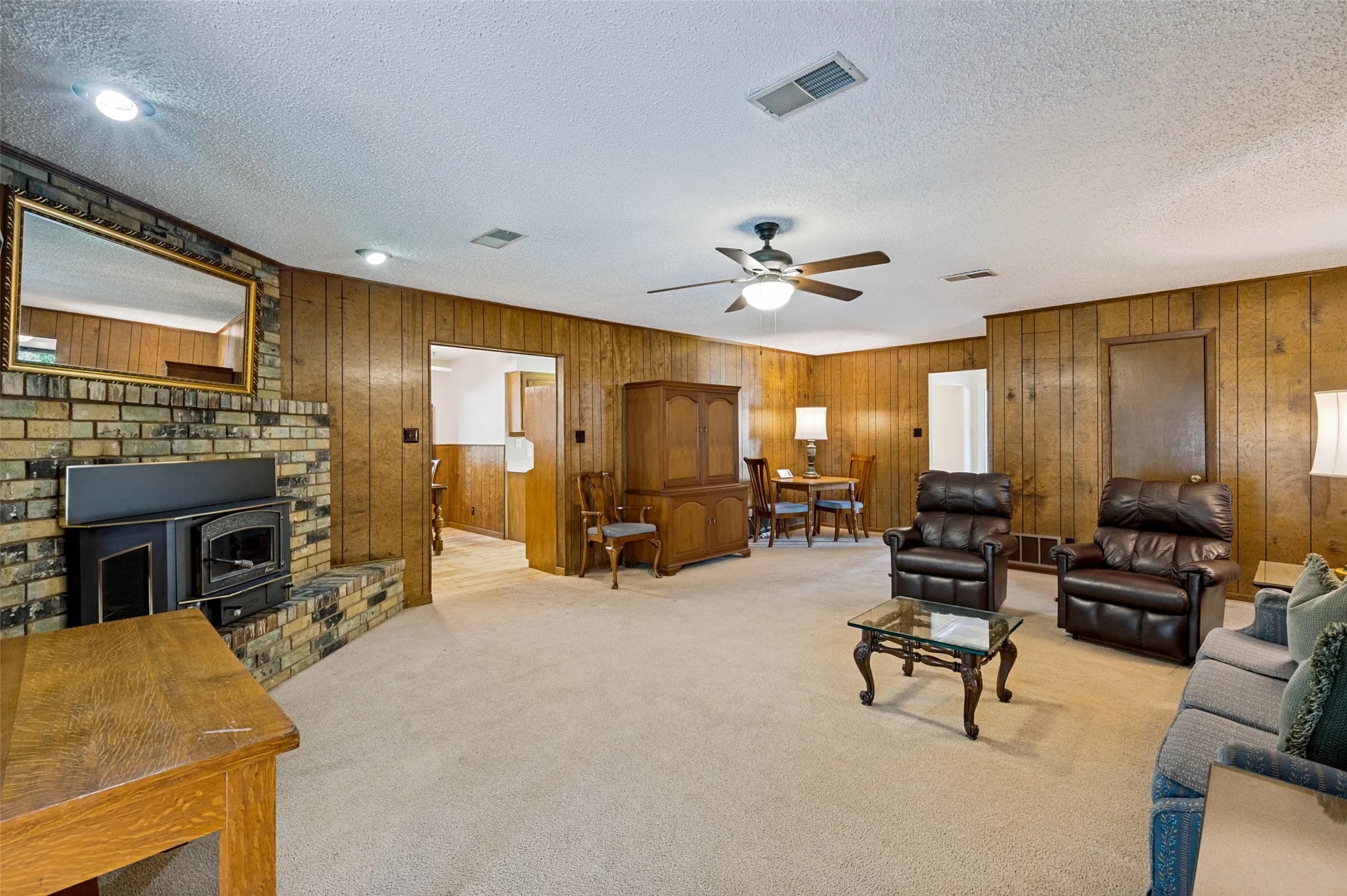 Single Family Residence For Sale in Denton County , 2500 Nottingham Drive, Denton, Texas 76209, 4 Bedroom, 3 Bathroom, 2 Garage spaces, 3,300 Sqft, built in 1965, mls#21374242, Real Estate Agent in Denton, Homes For Sale in Denton county, Homes For Sale in Denton, Realtor in Denton Texas, Real Estate Brokerage Independent Realty Texas, Luminita Cordes Realtor