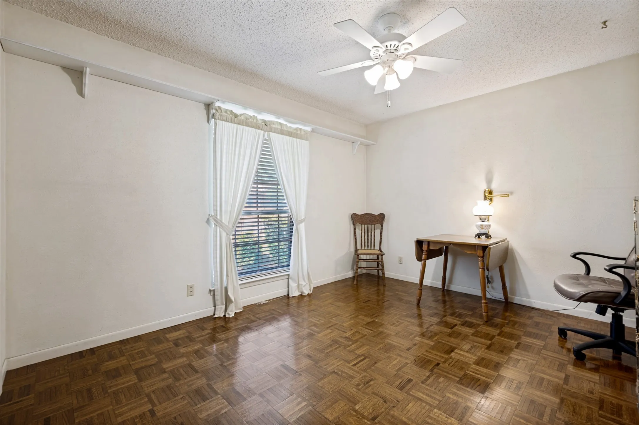 Single Family Residence For Sale in Denton County , 2500 Nottingham Drive, Denton, Texas 76209, 4 Bedroom, 3 Bathroom, 2 Garage spaces, 3,300 Sqft, built in 1965, mls#21374242, Real Estate Agent in Denton, Homes For Sale in Denton county, Homes For Sale in Denton, Realtor in Denton Texas, Real Estate Brokerage Independent Realty Texas, Luminita Cordes Realtor