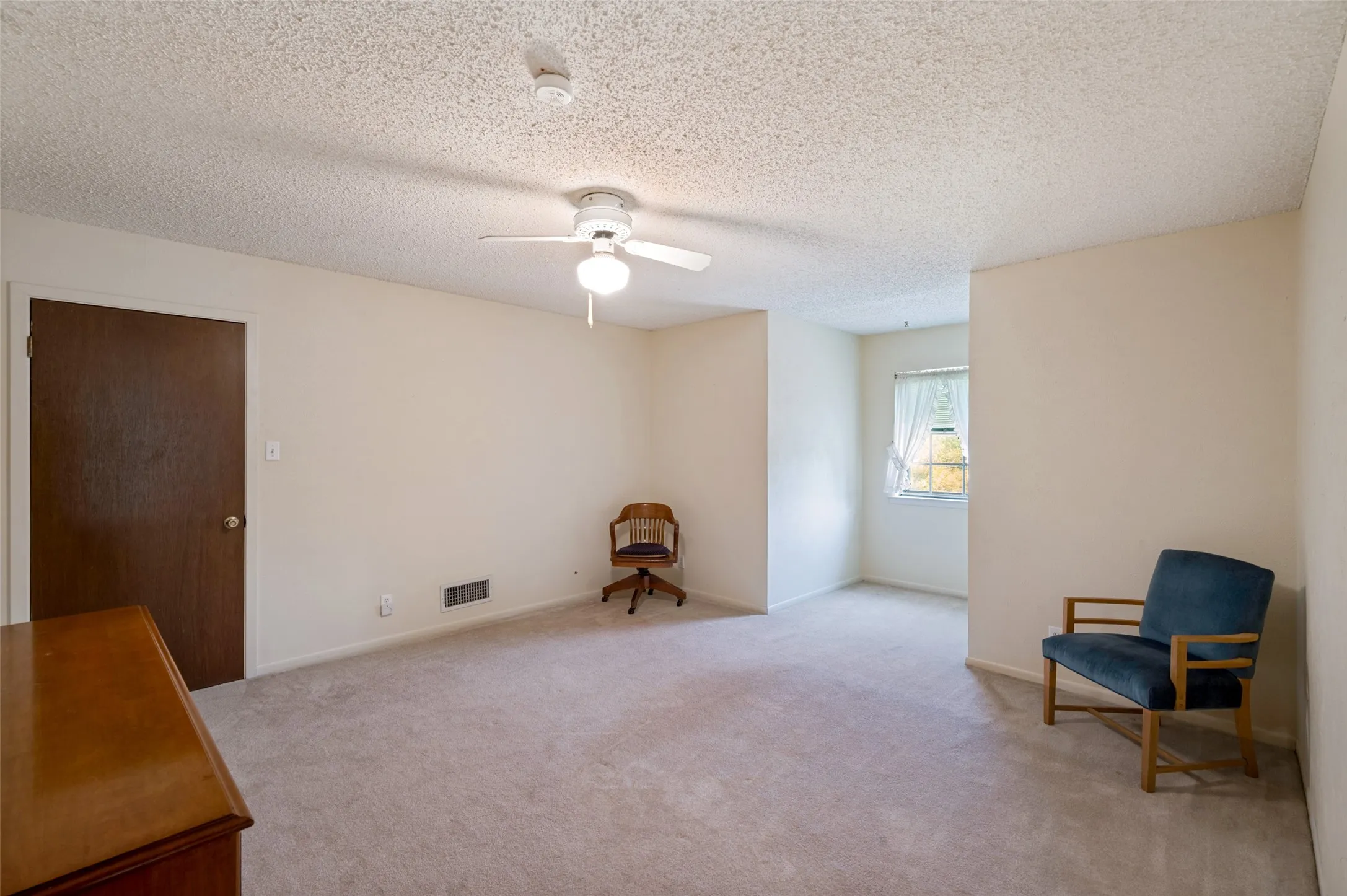 Single Family Residence For Sale in Denton County , 2500 Nottingham Drive, Denton, Texas 76209, 4 Bedroom, 3 Bathroom, 2 Garage spaces, 3,300 Sqft, built in 1965, mls#21374242, Real Estate Agent in Denton, Homes For Sale in Denton county, Homes For Sale in Denton, Realtor in Denton Texas, Real Estate Brokerage Independent Realty Texas, Luminita Cordes Realtor