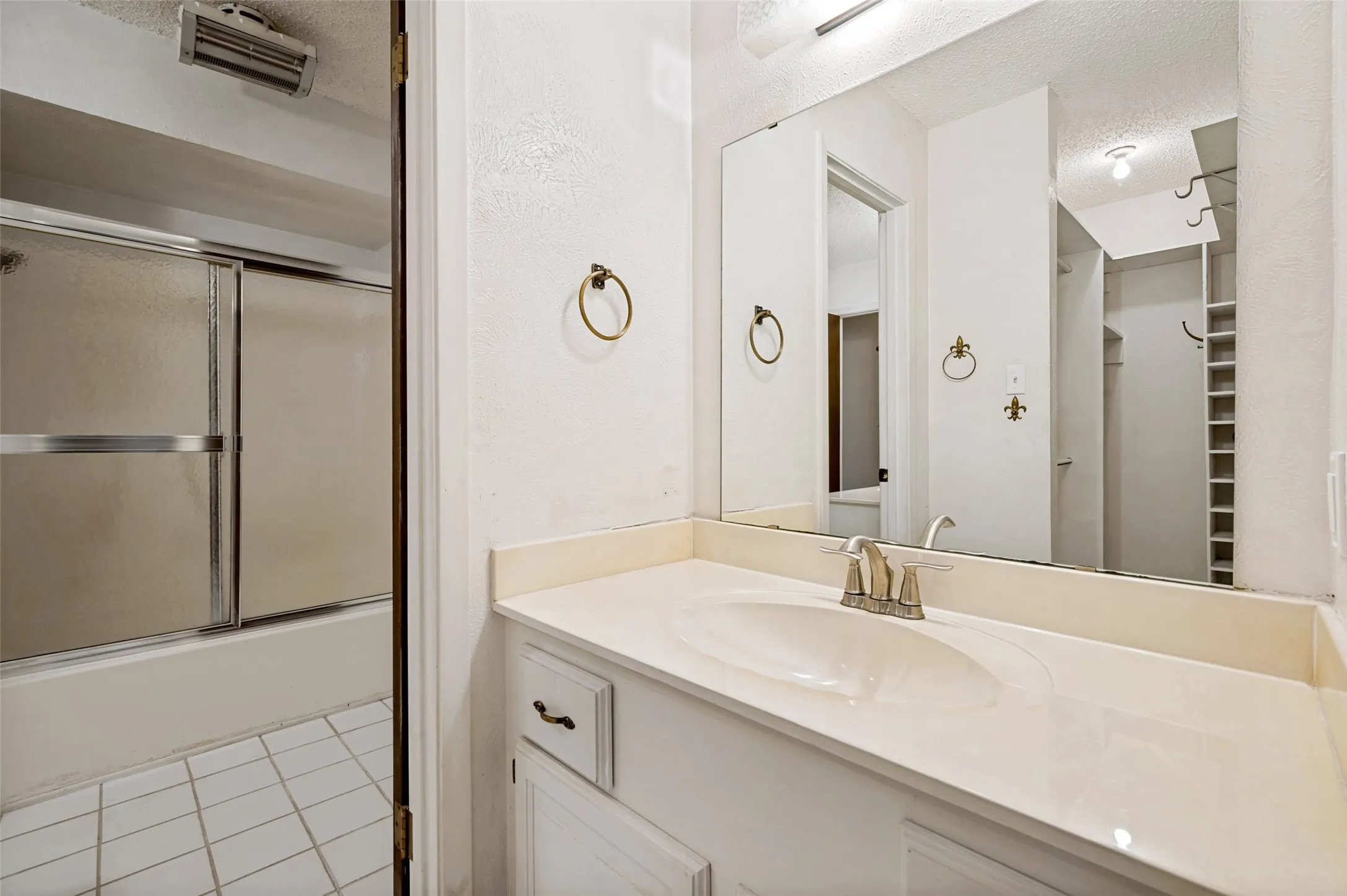 Single Family Residence For Sale in Denton County , 2500 Nottingham Drive, Denton, Texas 76209, 4 Bedroom, 3 Bathroom, 2 Garage spaces, 3,300 Sqft, built in 1965, mls#21374242, Real Estate Agent in Denton, Homes For Sale in Denton county, Homes For Sale in Denton, Realtor in Denton Texas, Real Estate Brokerage Independent Realty Texas, Luminita Cordes Realtor