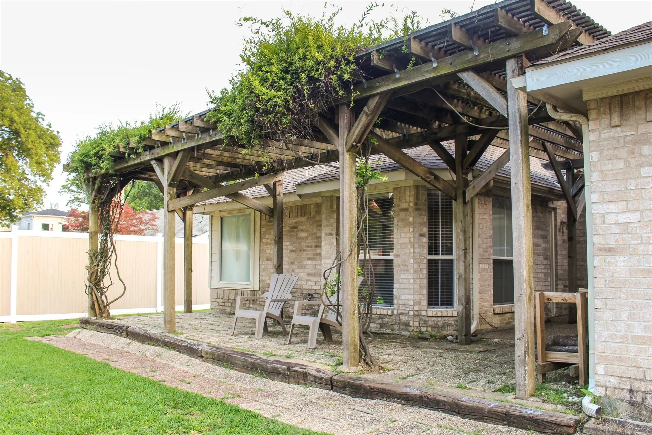 Single Family Residence For Rent in Dallas County , 7247 Brennans Drive, Dallas, Texas 75214, 3 Bedroom, 2 Bathroom, 2 Garage spaces, 2,247 Sqft, built in 1998, mls#21375840, Real Estate Agent in Dallas, Homes For Rent in Dallas county, Homes For Rent in Dallas, Realtor in Dallas Texas, Real Estate Brokerage Independent Realty Texas, Luminita Cordes Realtor