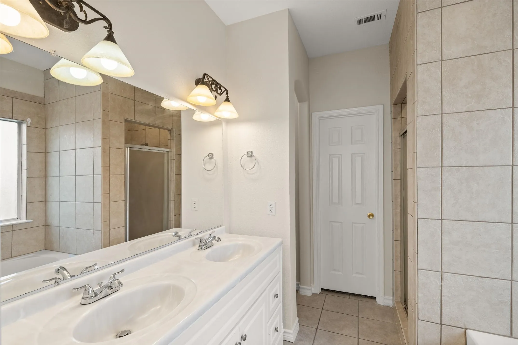 Single Family Residence For Sale in Kaufman County , 436 Roosevelt Avenue, Terrell, Texas 75160, 5 Bedroom, 4 Bathroom, 2 Garage spaces, 2,367 Sqft, built in 2007, mls#21375563, Real Estate Agent in Terrell, Homes For Sale in Kaufman county, Homes For Sale in Terrell, Realtor in Terrell Texas, Real Estate Brokerage Independent Realty Texas, Luminita Cordes Realtor