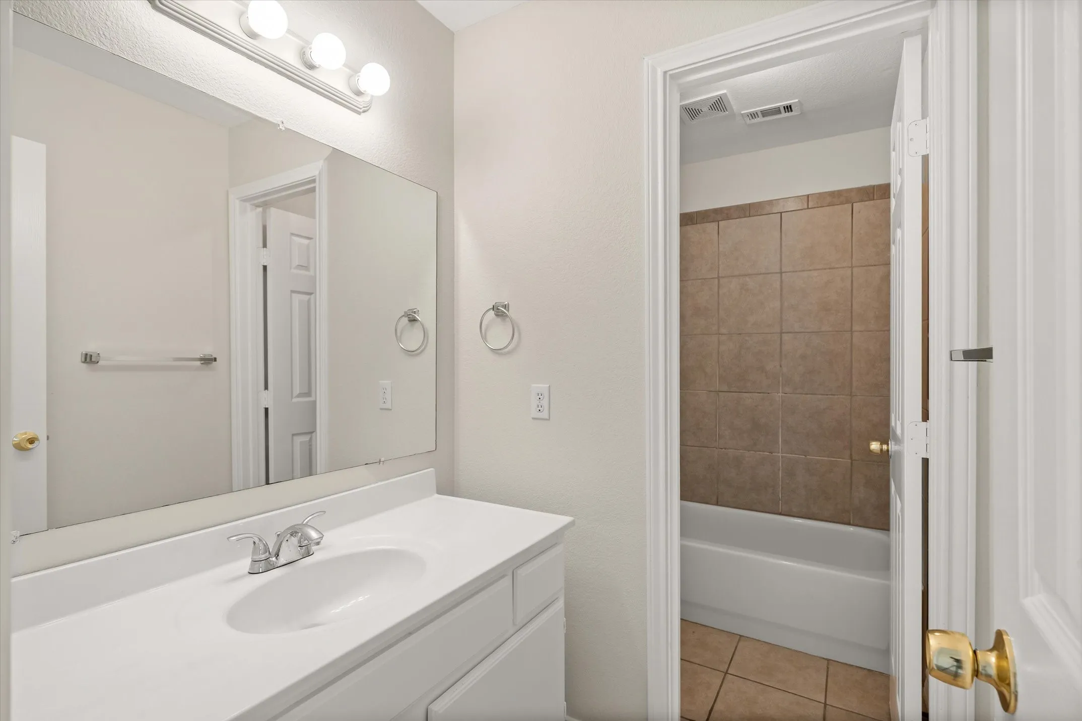 Single Family Residence For Sale in Kaufman County , 436 Roosevelt Avenue, Terrell, Texas 75160, 5 Bedroom, 4 Bathroom, 2 Garage spaces, 2,367 Sqft, built in 2007, mls#21375563, Real Estate Agent in Terrell, Homes For Sale in Kaufman county, Homes For Sale in Terrell, Realtor in Terrell Texas, Real Estate Brokerage Independent Realty Texas, Luminita Cordes Realtor