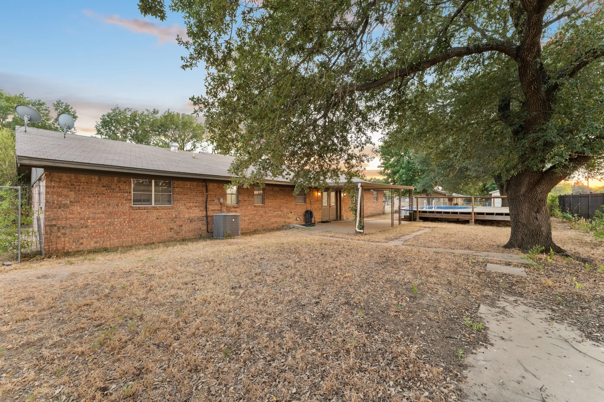 Single Family Residence For Sale in Kaufman County , 623 E Kempner Street, Mabank, Texas 75147, 3 Bedroom, 2 Bathroom, 2 Garage spaces, 1,682 Sqft, built in 1960, mls#21372492, Real Estate Agent in Mabank, Homes For Sale in Kaufman county, Homes For Sale in Mabank, Realtor in Mabank Texas, Real Estate Brokerage Independent Realty Texas, Luminita Cordes Realtor