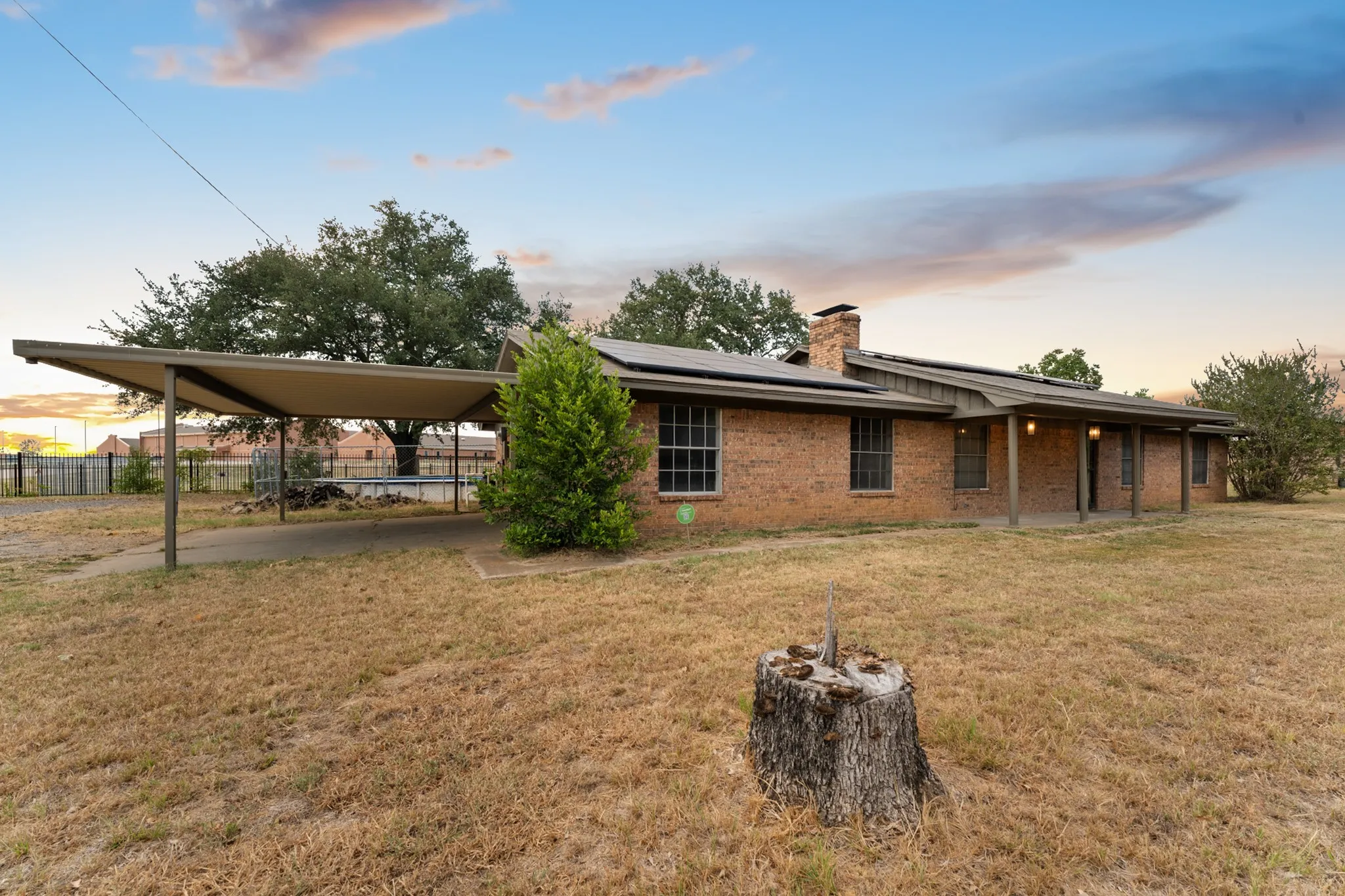 Single Family Residence For Sale in Kaufman County , 623 E Kempner Street, Mabank, Texas 75147, 3 Bedroom, 2 Bathroom, 2 Garage spaces, 1,682 Sqft, built in 1960, mls#21372492, Real Estate Agent in Mabank, Homes For Sale in Kaufman county, Homes For Sale in Mabank, Realtor in Mabank Texas, Real Estate Brokerage Independent Realty Texas, Luminita Cordes Realtor