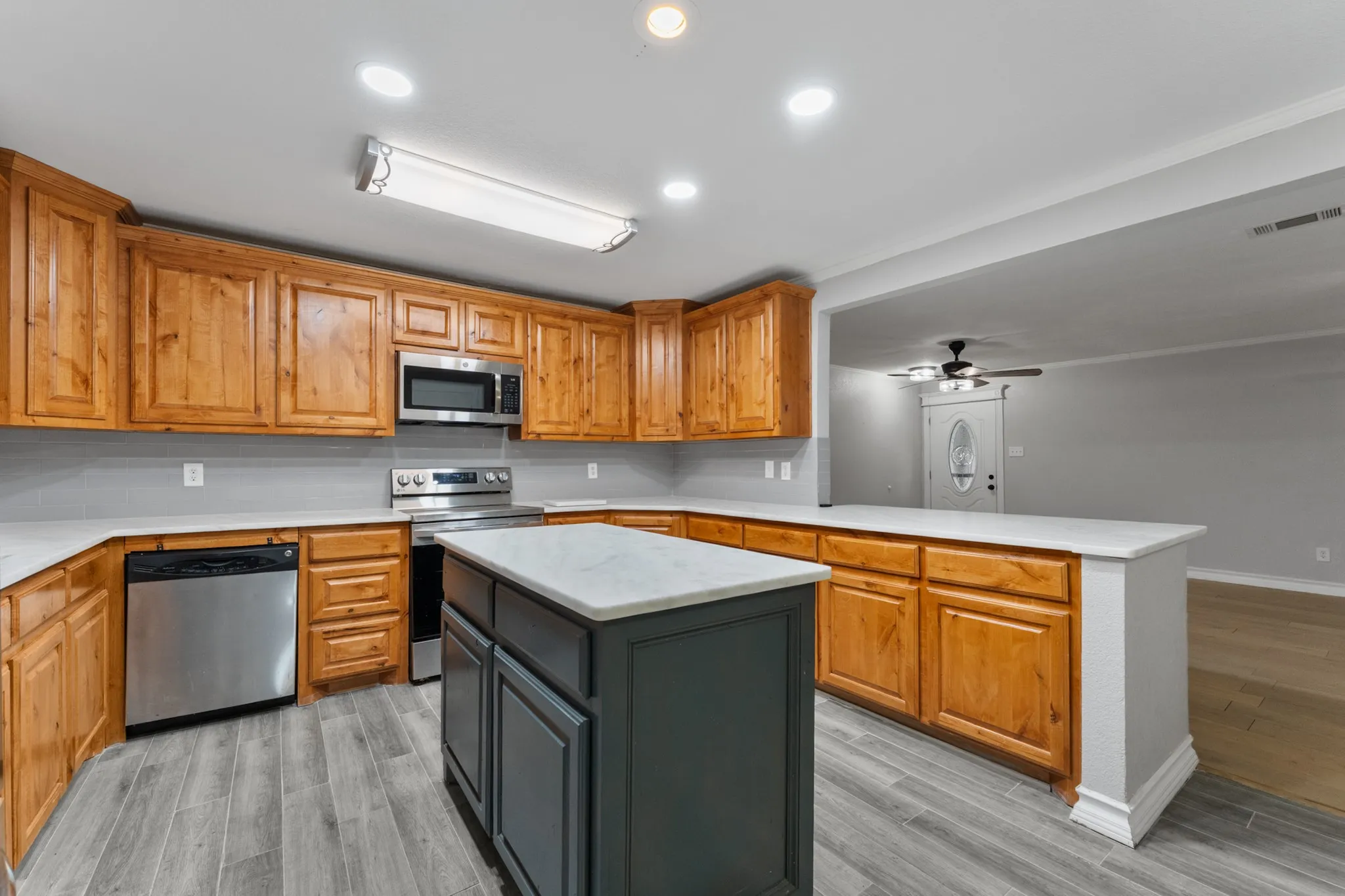 Single Family Residence For Sale in Kaufman County , 623 E Kempner Street, Mabank, Texas 75147, 3 Bedroom, 2 Bathroom, 2 Garage spaces, 1,682 Sqft, built in 1960, mls#21372492, Real Estate Agent in Mabank, Homes For Sale in Kaufman county, Homes For Sale in Mabank, Realtor in Mabank Texas, Real Estate Brokerage Independent Realty Texas, Luminita Cordes Realtor