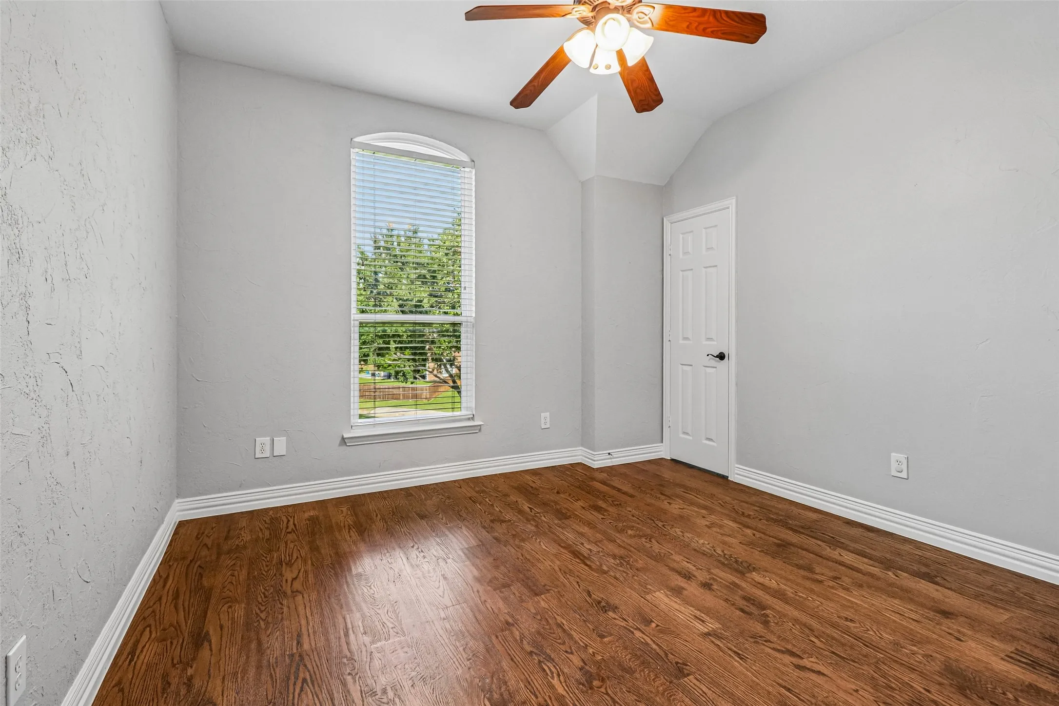 Single Family Residence For Sale in Tarrant County , 3720 Cripple Creek Court, Bedford, Texas 76021, 5 Bedroom, 4 Bathroom, 2 Garage spaces, 3,565 Sqft, built in 1995, mls#21375819, Real Estate Agent in Bedford, Homes For Sale in Tarrant county, Homes For Sale in Bedford, Realtor in Bedford Texas, Real Estate Brokerage Independent Realty Texas, Luminita Cordes Realtor