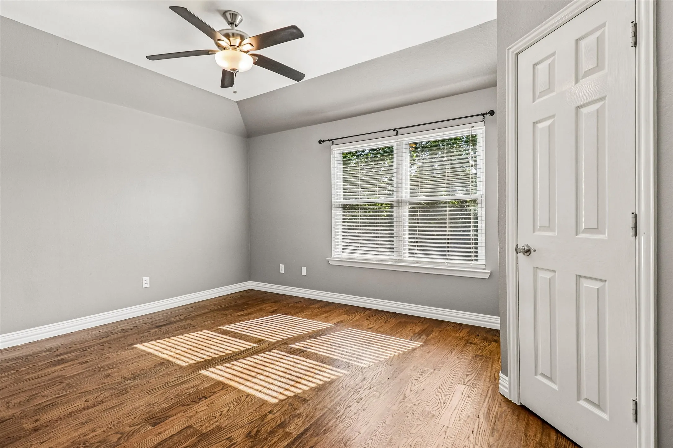 Single Family Residence For Sale in Tarrant County , 3720 Cripple Creek Court, Bedford, Texas 76021, 5 Bedroom, 4 Bathroom, 2 Garage spaces, 3,565 Sqft, built in 1995, mls#21375819, Real Estate Agent in Bedford, Homes For Sale in Tarrant county, Homes For Sale in Bedford, Realtor in Bedford Texas, Real Estate Brokerage Independent Realty Texas, Luminita Cordes Realtor
