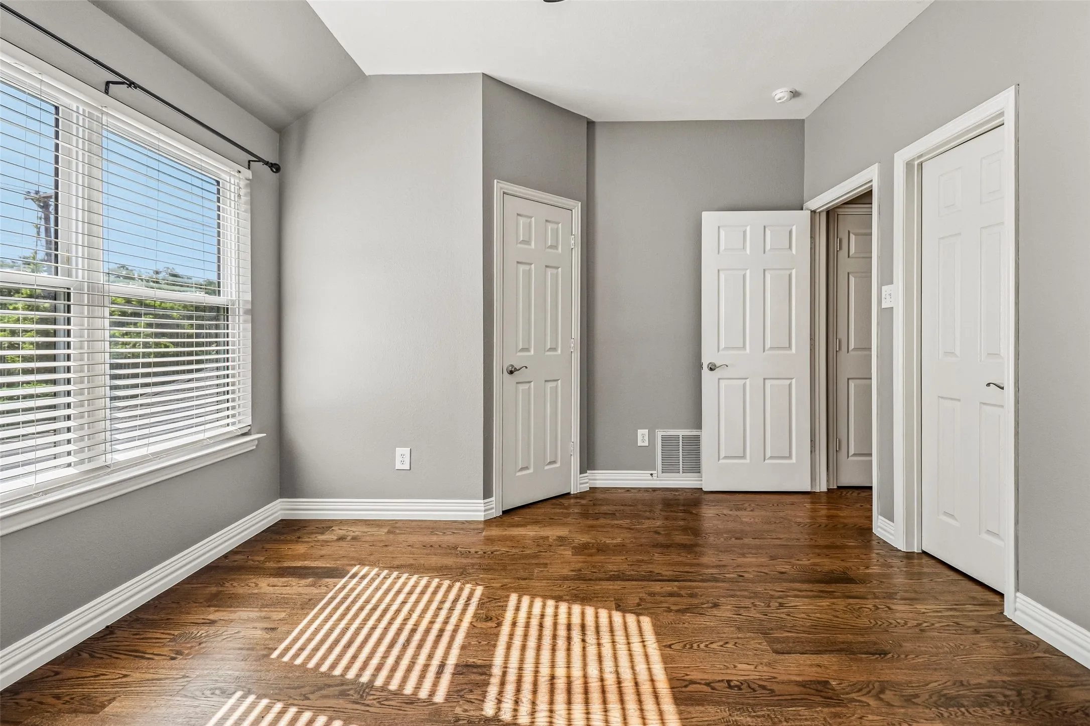 Single Family Residence For Sale in Tarrant County , 3720 Cripple Creek Court, Bedford, Texas 76021, 5 Bedroom, 4 Bathroom, 2 Garage spaces, 3,565 Sqft, built in 1995, mls#21375819, Real Estate Agent in Bedford, Homes For Sale in Tarrant county, Homes For Sale in Bedford, Realtor in Bedford Texas, Real Estate Brokerage Independent Realty Texas, Luminita Cordes Realtor