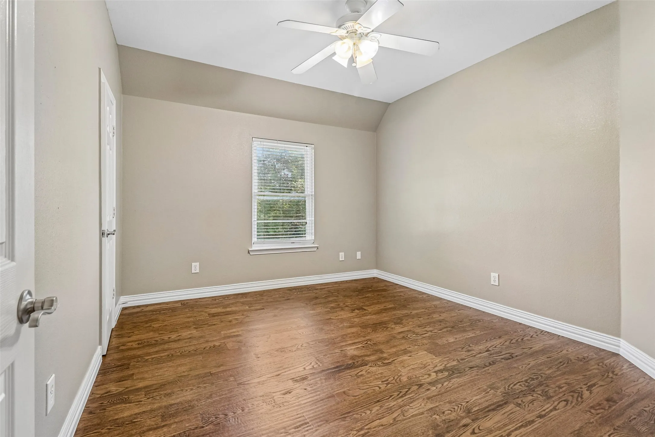Single Family Residence For Sale in Tarrant County , 3720 Cripple Creek Court, Bedford, Texas 76021, 5 Bedroom, 4 Bathroom, 2 Garage spaces, 3,565 Sqft, built in 1995, mls#21375819, Real Estate Agent in Bedford, Homes For Sale in Tarrant county, Homes For Sale in Bedford, Realtor in Bedford Texas, Real Estate Brokerage Independent Realty Texas, Luminita Cordes Realtor