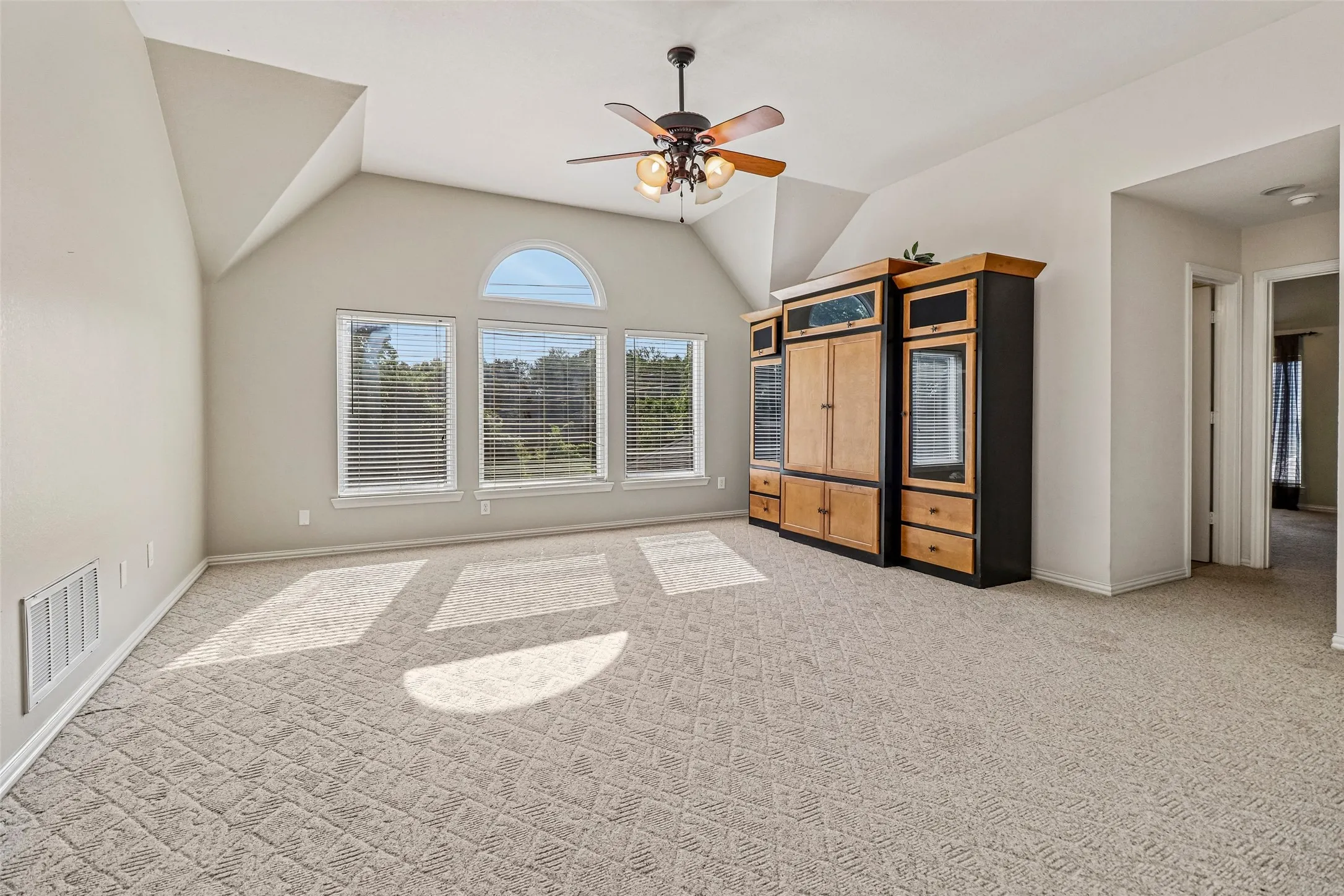 Single Family Residence For Sale in Tarrant County , 3720 Cripple Creek Court, Bedford, Texas 76021, 5 Bedroom, 4 Bathroom, 2 Garage spaces, 3,565 Sqft, built in 1995, mls#21375819, Real Estate Agent in Bedford, Homes For Sale in Tarrant county, Homes For Sale in Bedford, Realtor in Bedford Texas, Real Estate Brokerage Independent Realty Texas, Luminita Cordes Realtor