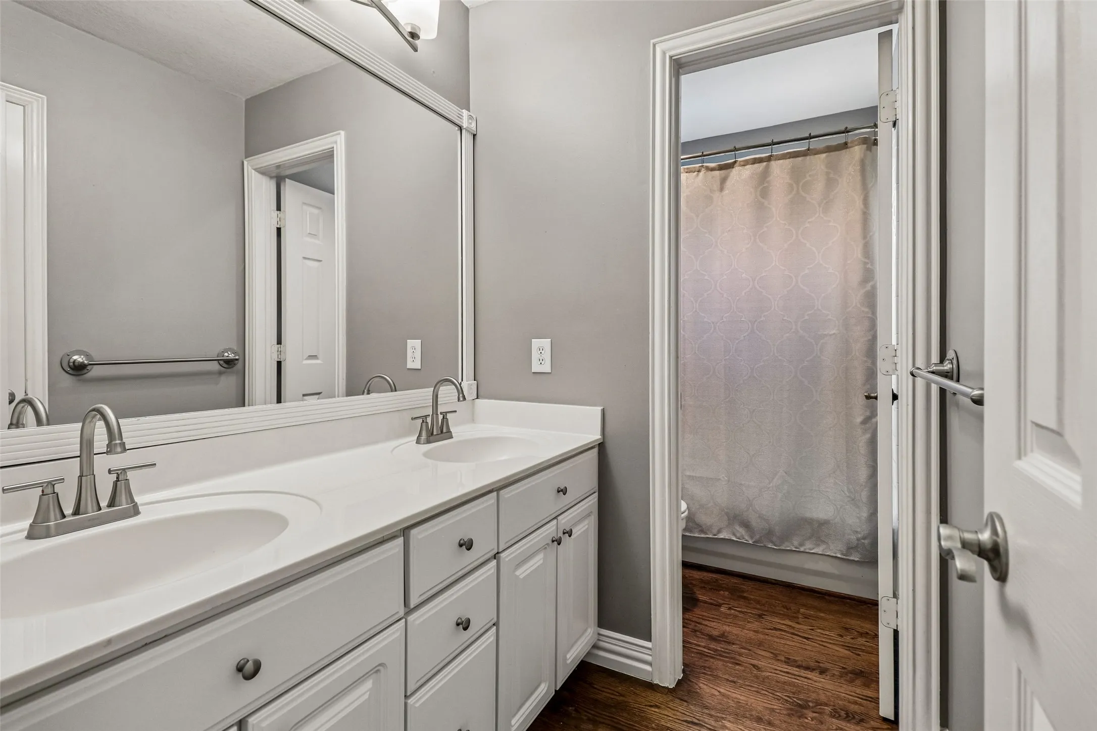 Single Family Residence For Sale in Tarrant County , 3720 Cripple Creek Court, Bedford, Texas 76021, 5 Bedroom, 4 Bathroom, 2 Garage spaces, 3,565 Sqft, built in 1995, mls#21375819, Real Estate Agent in Bedford, Homes For Sale in Tarrant county, Homes For Sale in Bedford, Realtor in Bedford Texas, Real Estate Brokerage Independent Realty Texas, Luminita Cordes Realtor