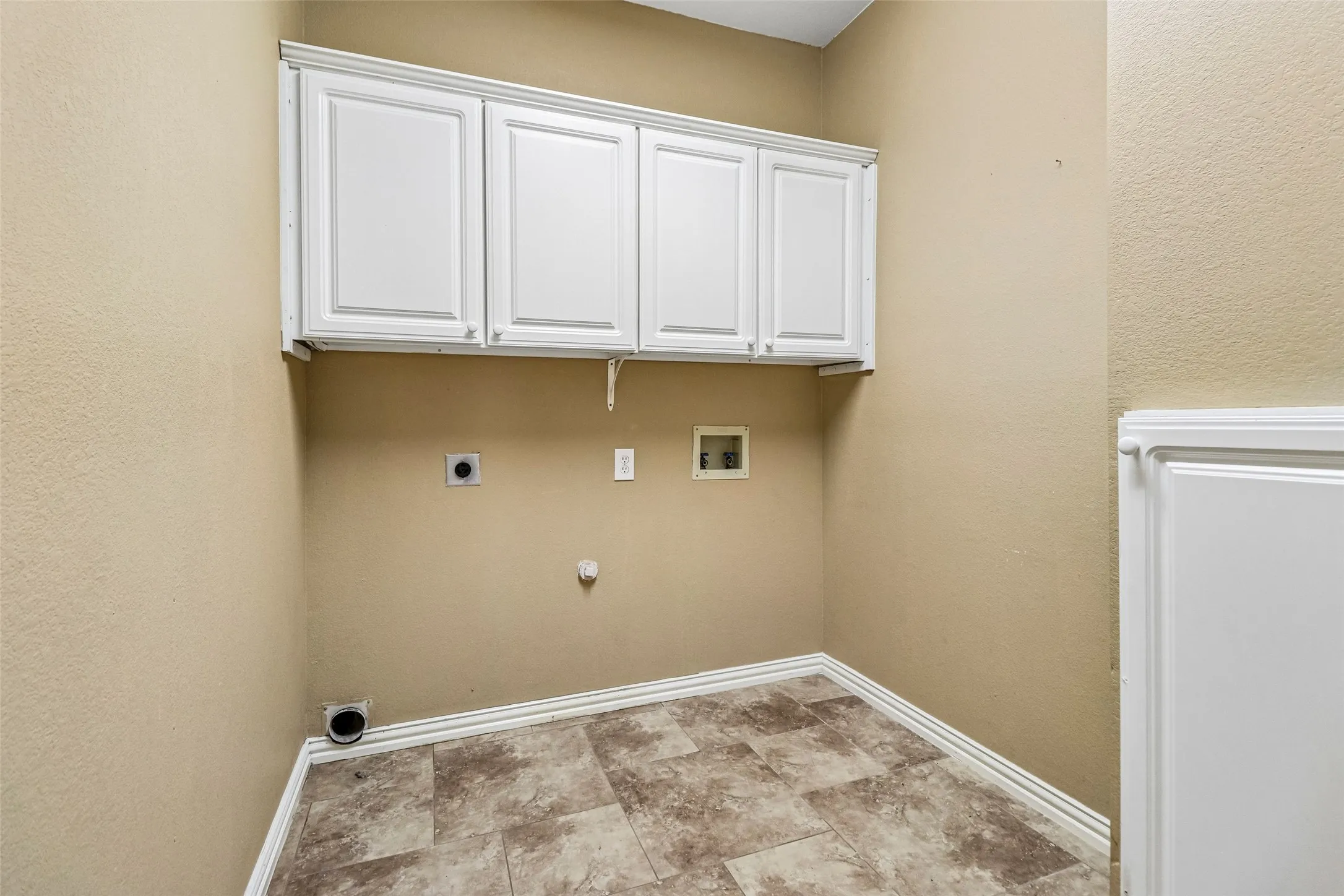 Single Family Residence For Sale in Tarrant County , 3720 Cripple Creek Court, Bedford, Texas 76021, 5 Bedroom, 4 Bathroom, 2 Garage spaces, 3,565 Sqft, built in 1995, mls#21375819, Real Estate Agent in Bedford, Homes For Sale in Tarrant county, Homes For Sale in Bedford, Realtor in Bedford Texas, Real Estate Brokerage Independent Realty Texas, Luminita Cordes Realtor