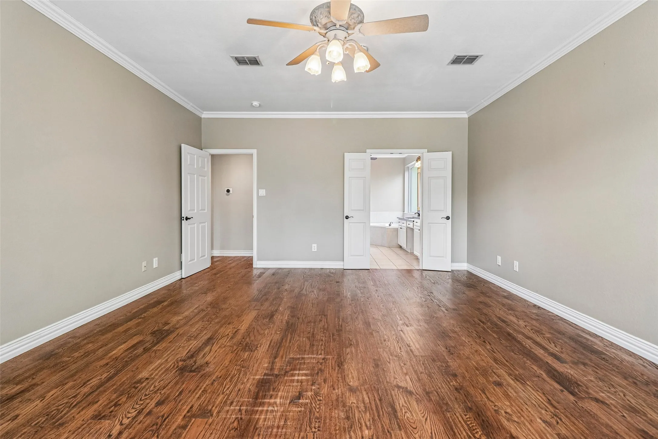Single Family Residence For Sale in Tarrant County , 3720 Cripple Creek Court, Bedford, Texas 76021, 5 Bedroom, 4 Bathroom, 2 Garage spaces, 3,565 Sqft, built in 1995, mls#21375819, Real Estate Agent in Bedford, Homes For Sale in Tarrant county, Homes For Sale in Bedford, Realtor in Bedford Texas, Real Estate Brokerage Independent Realty Texas, Luminita Cordes Realtor