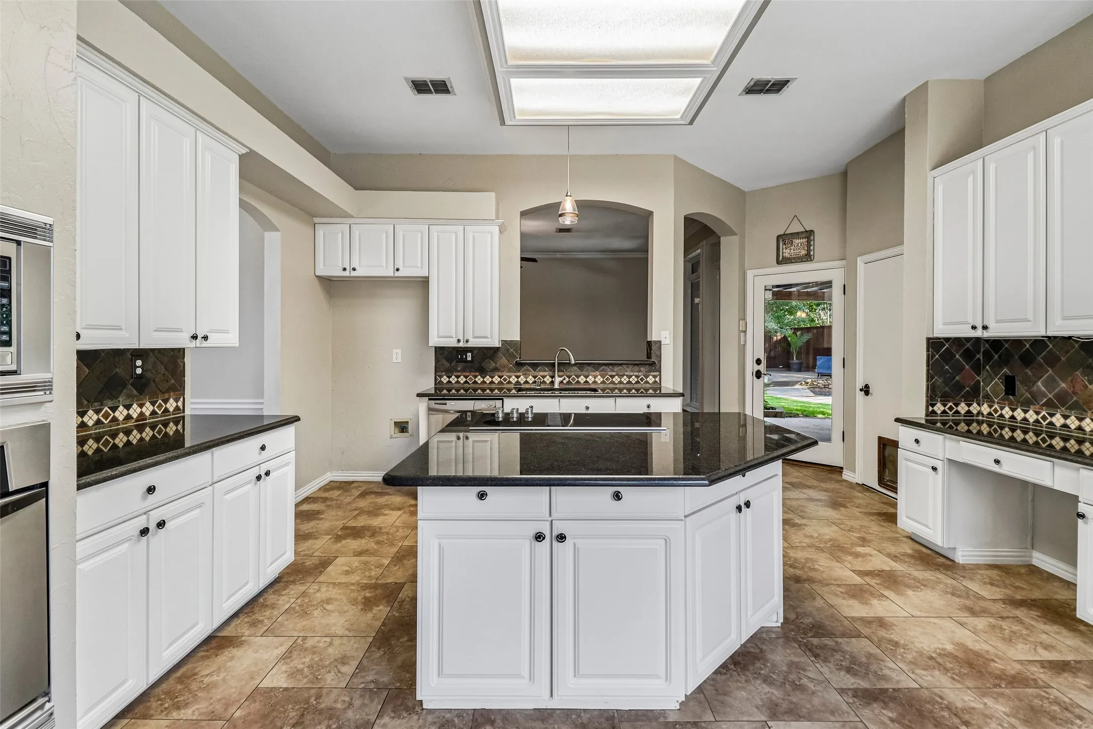 Single Family Residence For Sale in Tarrant County , 3720 Cripple Creek Court, Bedford, Texas 76021, 5 Bedroom, 4 Bathroom, 2 Garage spaces, 3,565 Sqft, built in 1995, mls#21375819, Real Estate Agent in Bedford, Homes For Sale in Tarrant county, Homes For Sale in Bedford, Realtor in Bedford Texas, Real Estate Brokerage Independent Realty Texas, Luminita Cordes Realtor
