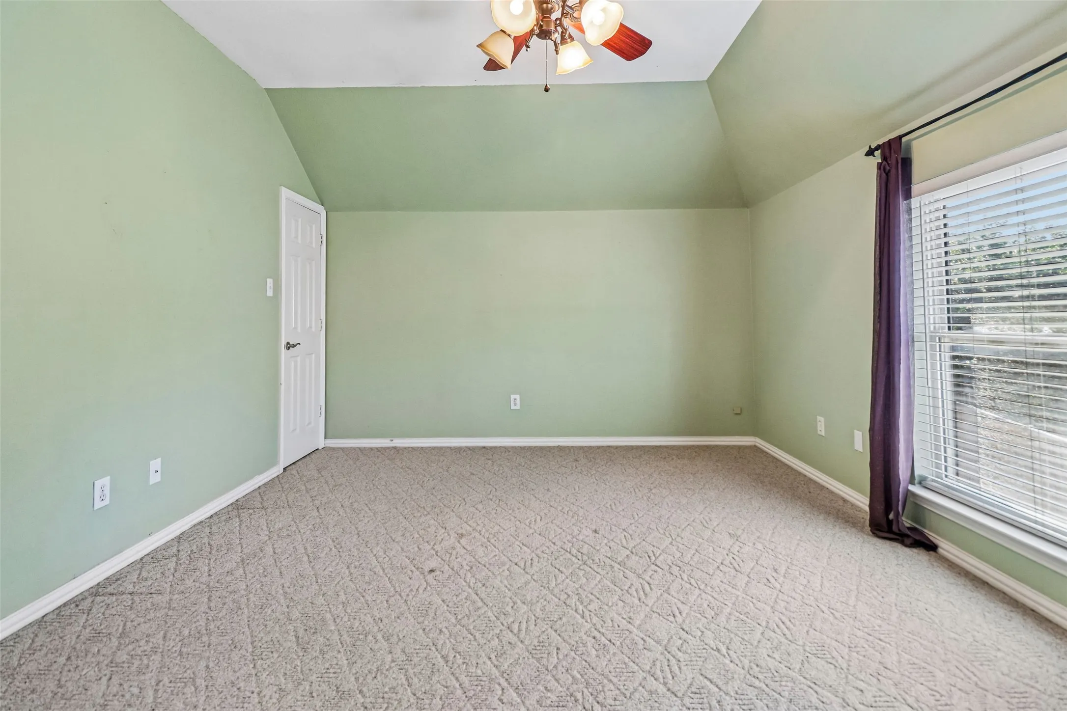 Single Family Residence For Sale in Tarrant County , 3720 Cripple Creek Court, Bedford, Texas 76021, 5 Bedroom, 4 Bathroom, 2 Garage spaces, 3,565 Sqft, built in 1995, mls#21375819, Real Estate Agent in Bedford, Homes For Sale in Tarrant county, Homes For Sale in Bedford, Realtor in Bedford Texas, Real Estate Brokerage Independent Realty Texas, Luminita Cordes Realtor