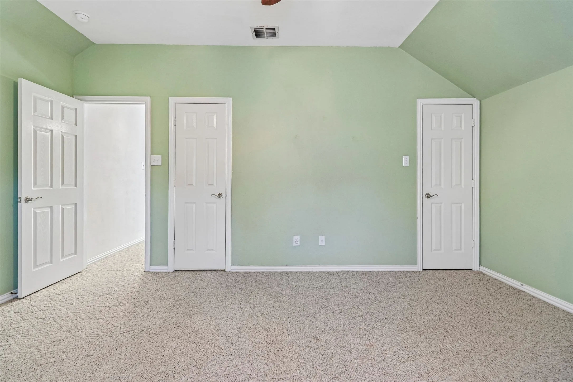 Single Family Residence For Sale in Tarrant County , 3720 Cripple Creek Court, Bedford, Texas 76021, 5 Bedroom, 4 Bathroom, 2 Garage spaces, 3,565 Sqft, built in 1995, mls#21375819, Real Estate Agent in Bedford, Homes For Sale in Tarrant county, Homes For Sale in Bedford, Realtor in Bedford Texas, Real Estate Brokerage Independent Realty Texas, Luminita Cordes Realtor