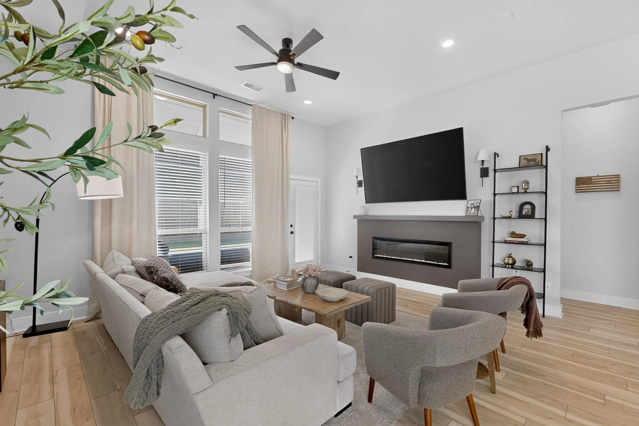 Single Family Residence For Rent in Kaufman County , 1116 Alaska Drive, Forney, Texas 75126, 4 Bedroom, 3 Bathroom, 3 Garage spaces, 2,218 Sqft, built in 2023, mls#21375854, Real Estate Agent in Forney, Homes For Rent in Kaufman county, Homes For Rent in Forney, Realtor in Forney Texas, Real Estate Brokerage Independent Realty Texas, Luminita Cordes Realtor