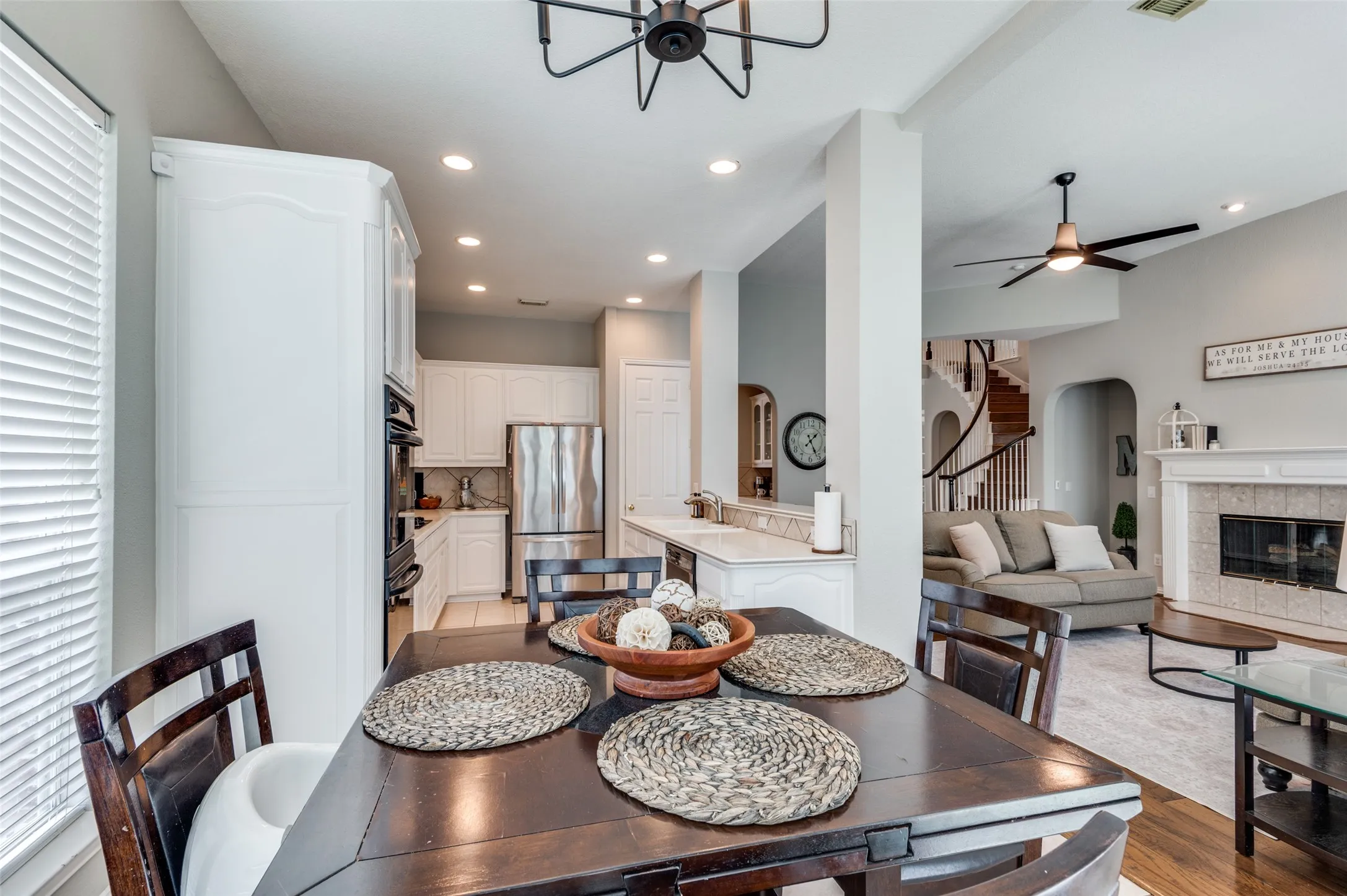 Breakfast open to kitchen and family