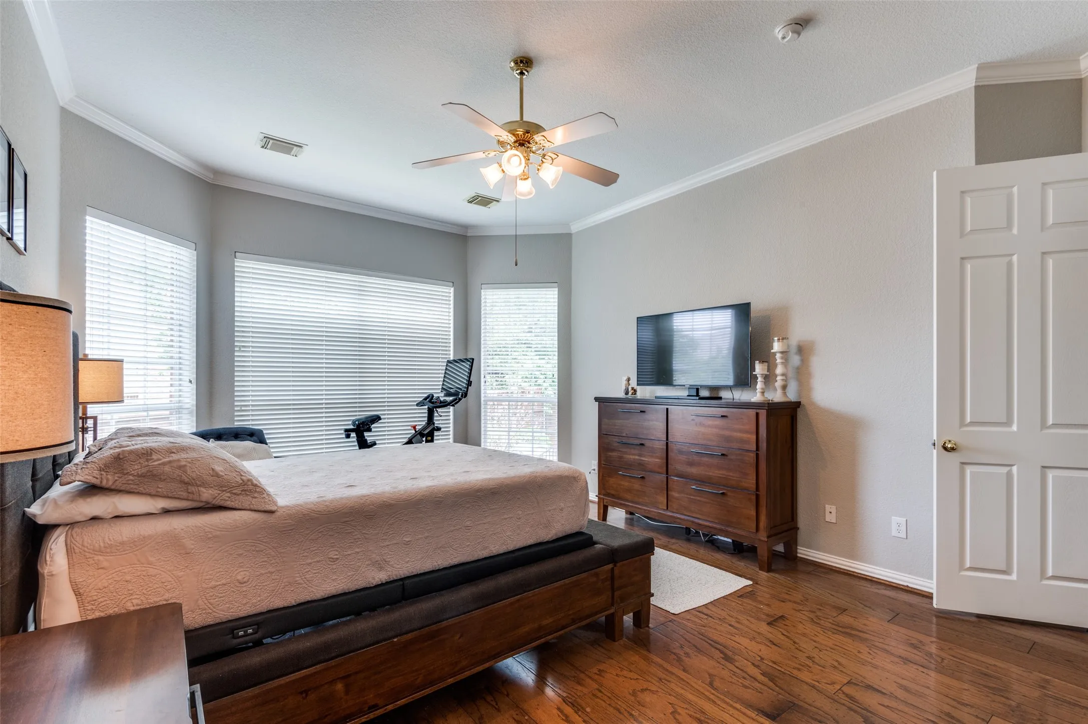 Single Family Residence For Sale in Denton County , 3406 Brighton Court, Highland Village, Texas 75077, 4 Bedroom, 3 Bathroom, 2 Garage spaces, 3,093 Sqft, built in 2000, mls#21292818, Real Estate Agent in Highland Village, Homes For Sale in Denton county, Homes For Sale in Highland Village, Realtor in Highland Village Texas, Real Estate Brokerage Independent Realty Texas, Luminita Cordes Realtor