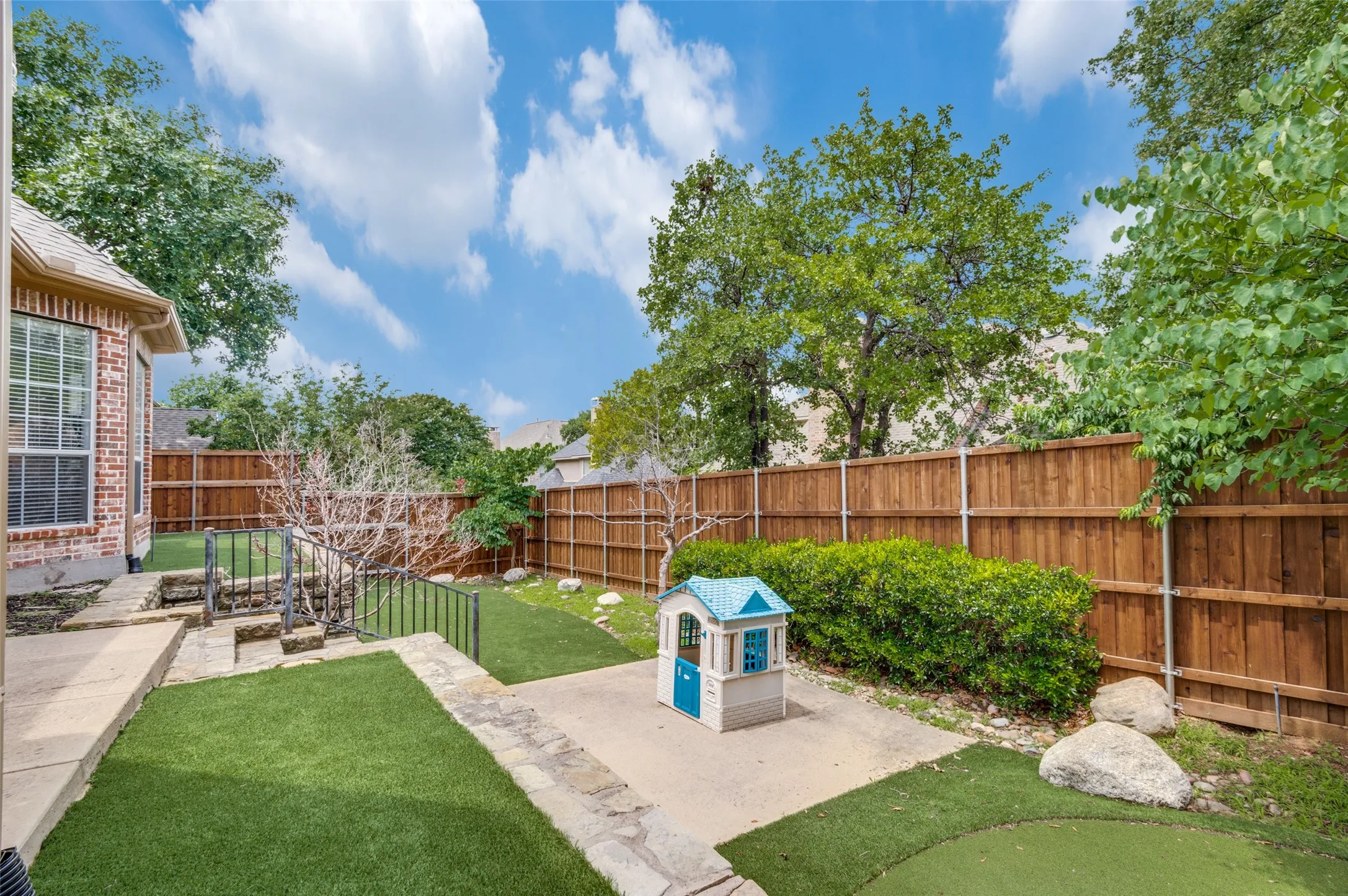 Single Family Residence For Sale in Denton County , 3406 Brighton Court, Highland Village, Texas 75077, 4 Bedroom, 3 Bathroom, 2 Garage spaces, 3,093 Sqft, built in 2000, mls#21292818, Real Estate Agent in Highland Village, Homes For Sale in Denton county, Homes For Sale in Highland Village, Realtor in Highland Village Texas, Real Estate Brokerage Independent Realty Texas, Luminita Cordes Realtor