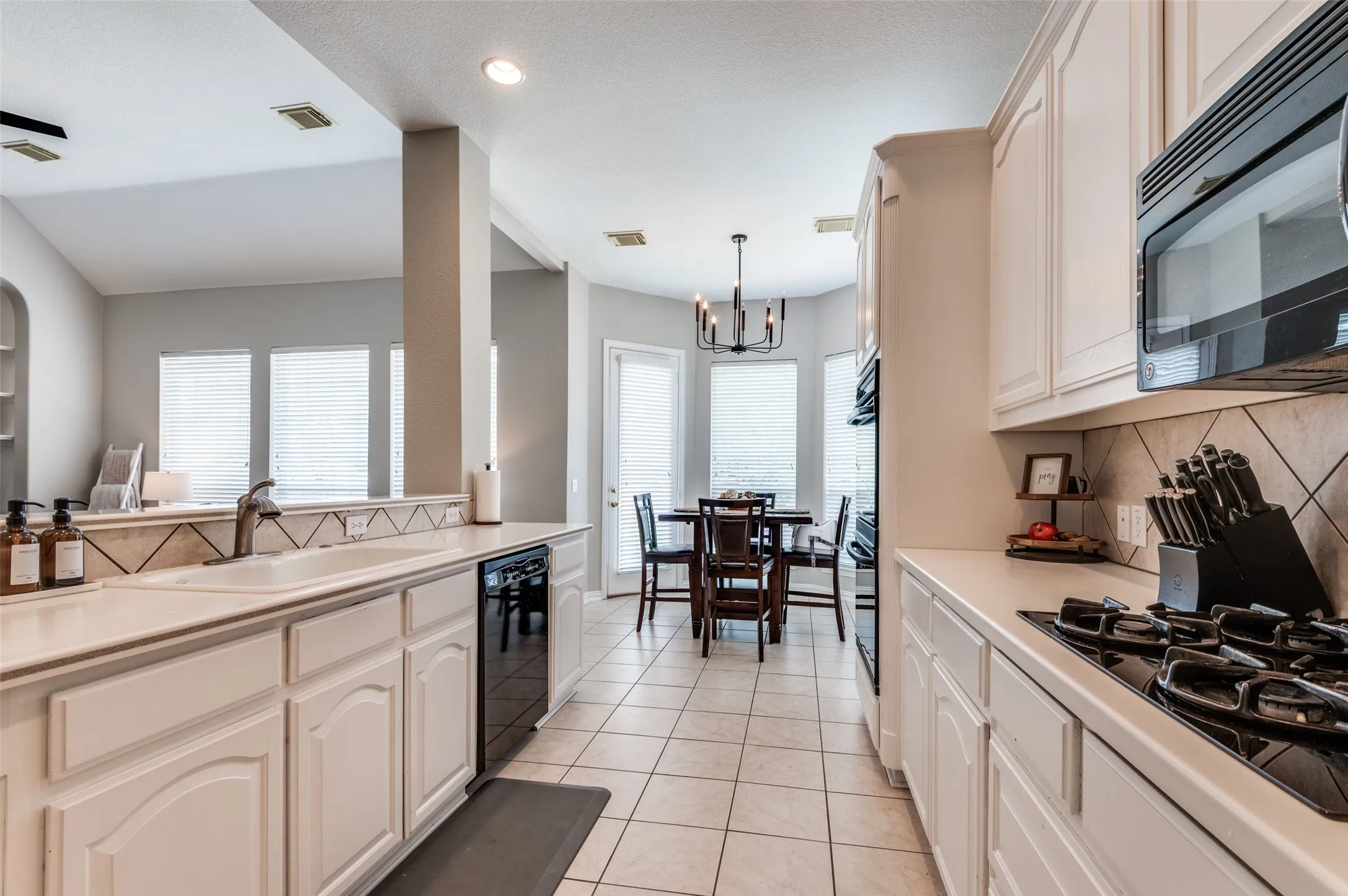 Single Family Residence For Sale in Denton County , 3406 Brighton Court, Highland Village, Texas 75077, 4 Bedroom, 3 Bathroom, 2 Garage spaces, 3,093 Sqft, built in 2000, mls#21292818, Real Estate Agent in Highland Village, Homes For Sale in Denton county, Homes For Sale in Highland Village, Realtor in Highland Village Texas, Real Estate Brokerage Independent Realty Texas, Luminita Cordes Realtor