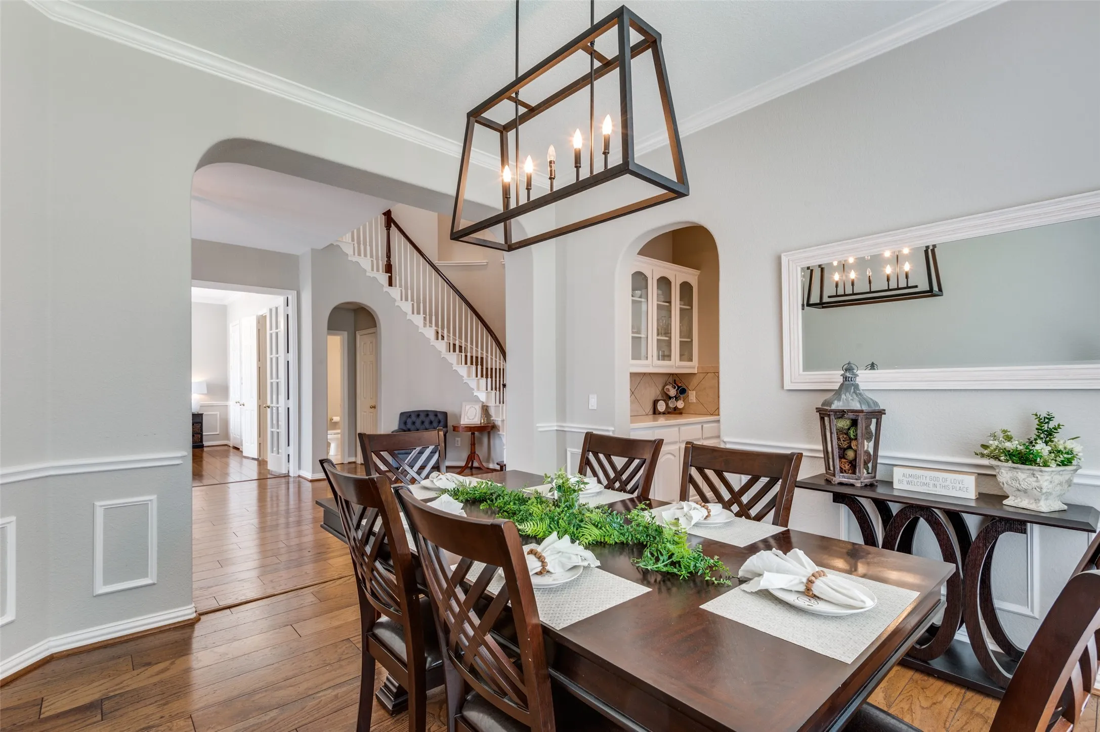 Dining with Butlers pantry