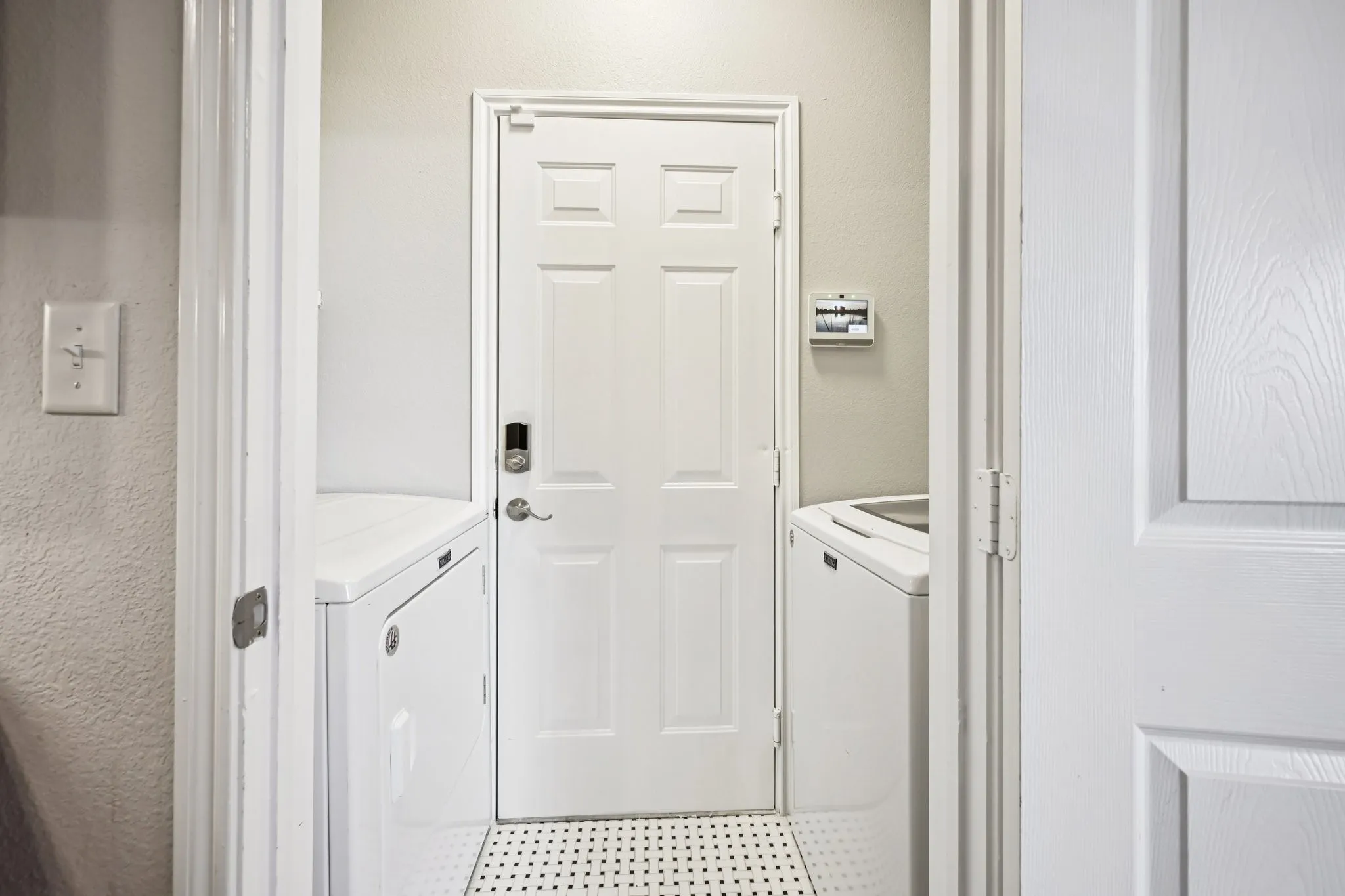 Washer & Dryer Provided 1st Floor